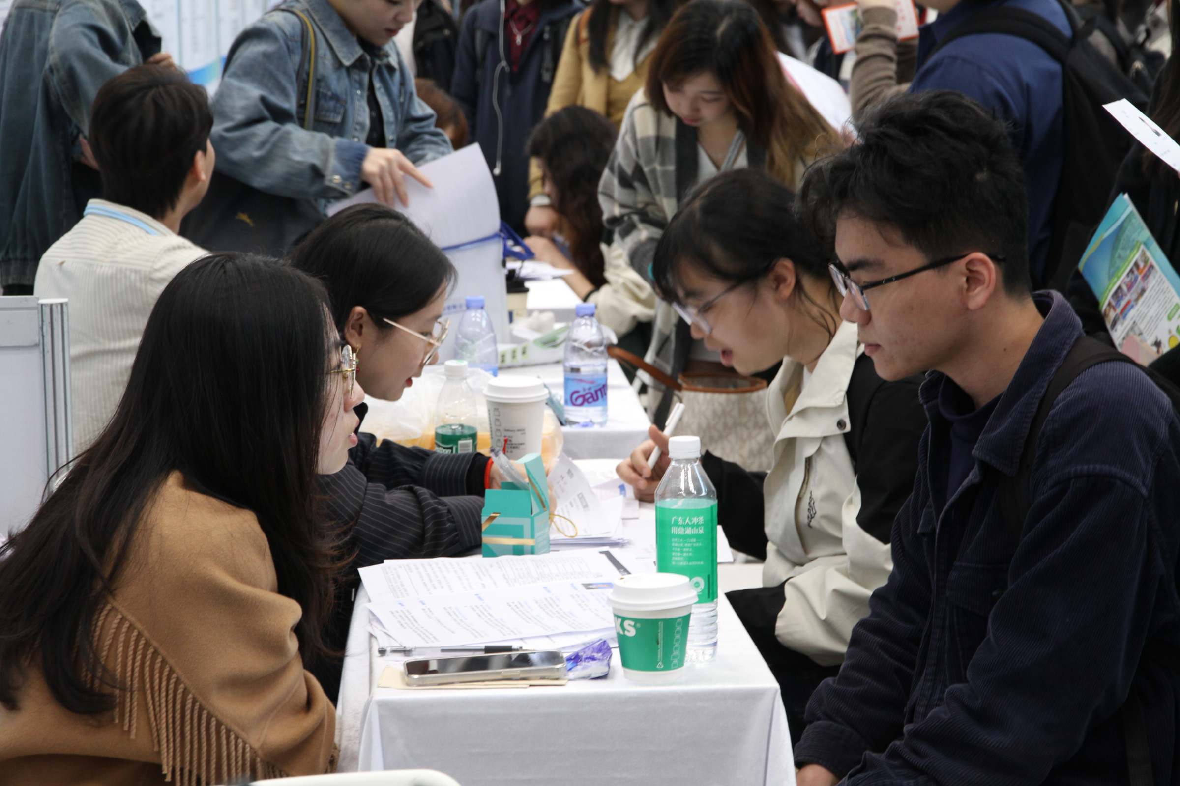 学生与用人单位交流