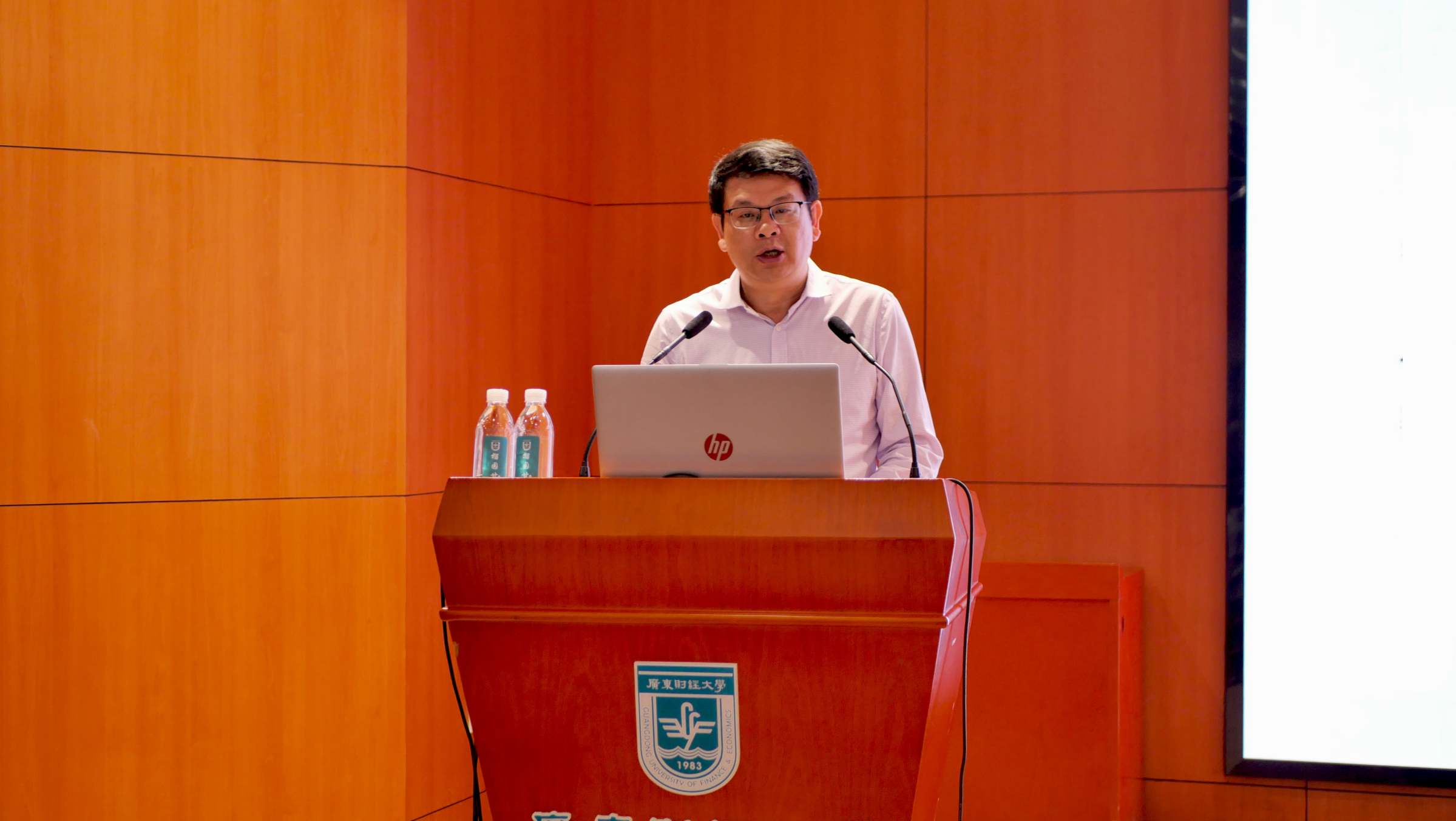 鲁晓明副校长传达全国两会精神