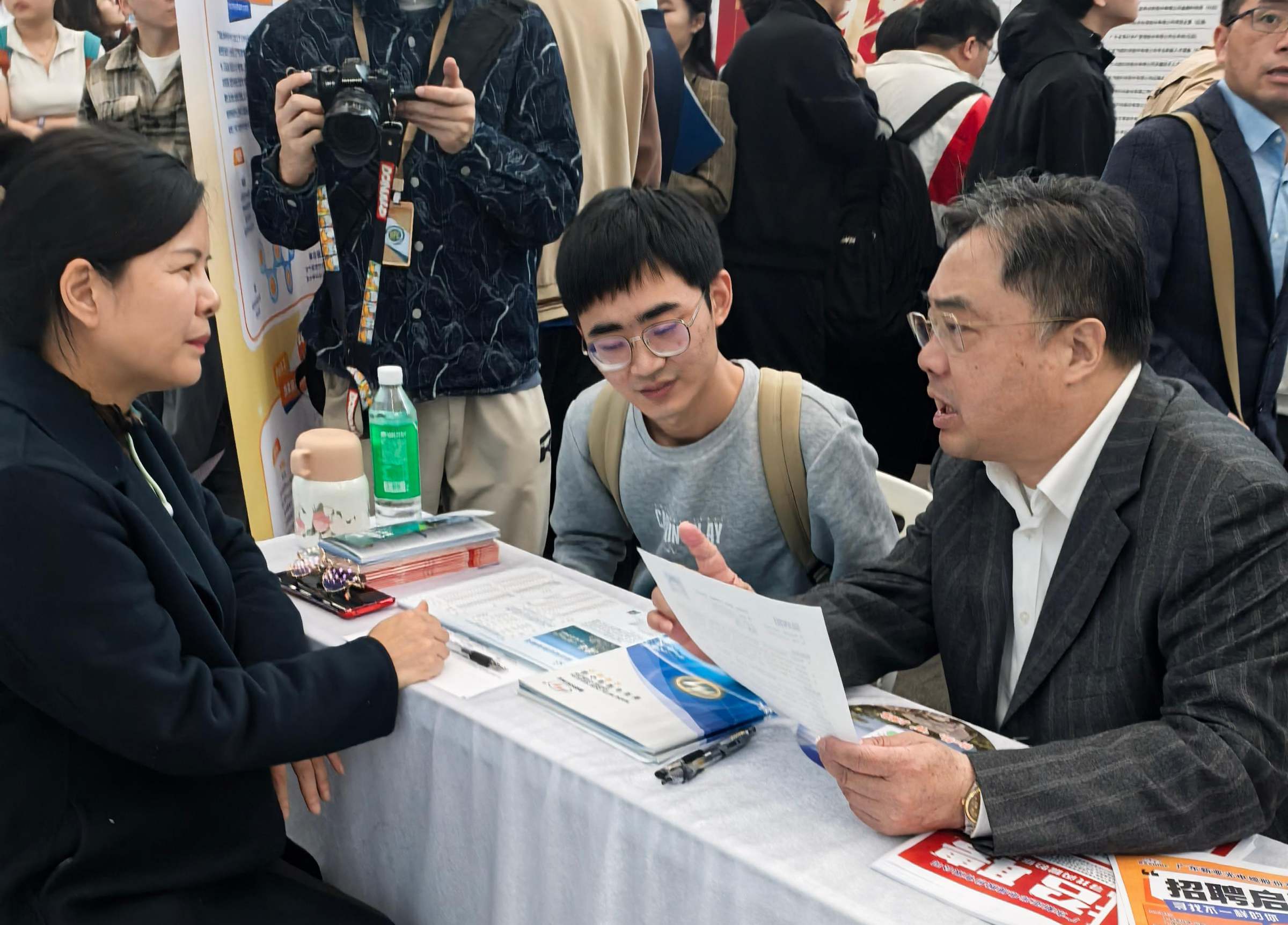 郑贤操书记与用人单位交流