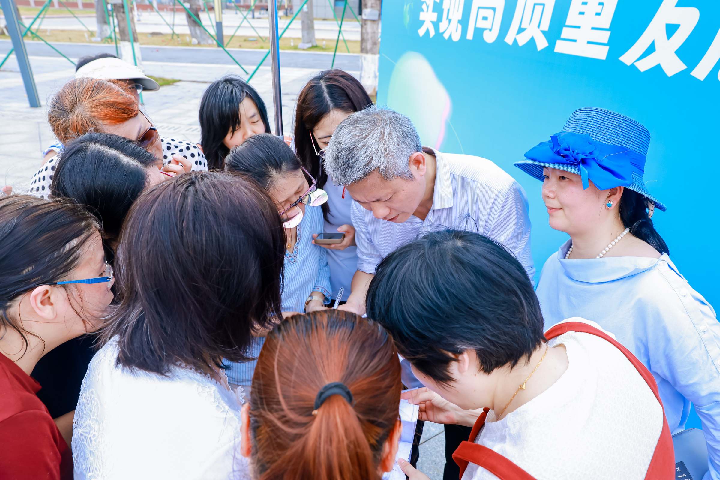 知识问答环节紧张答题中