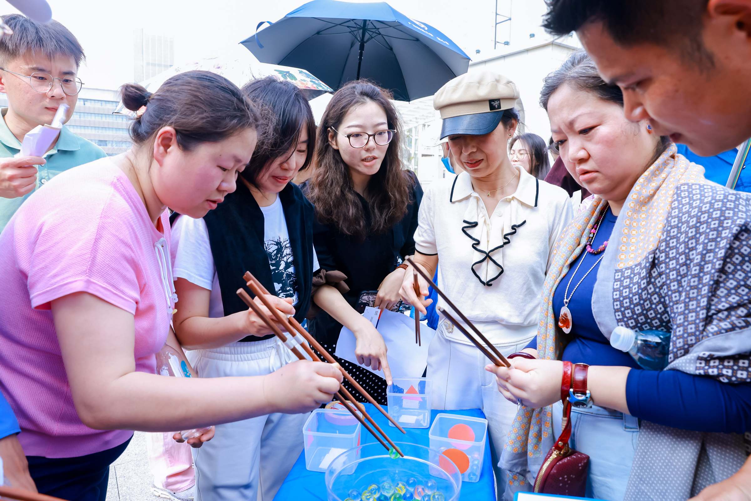 心灵手巧夹玻璃珠