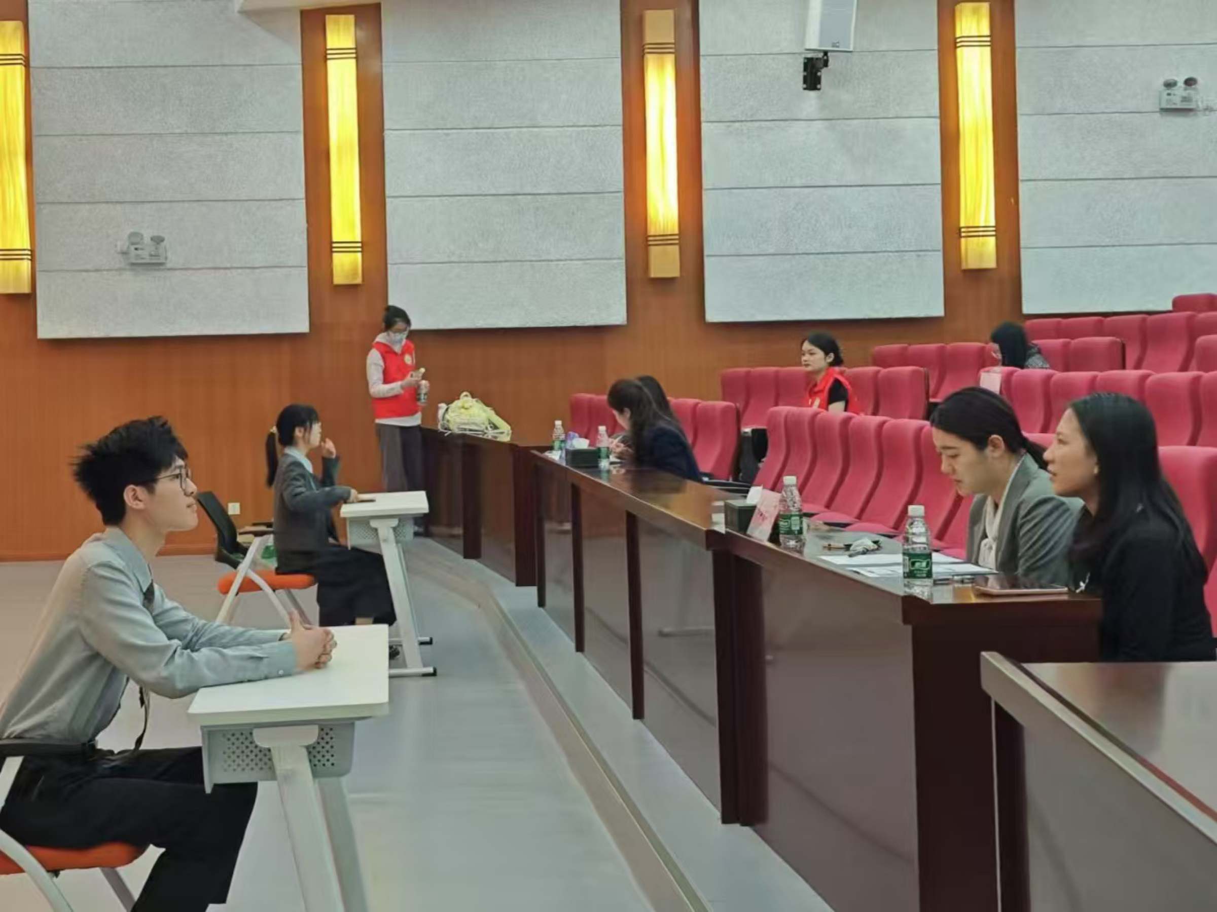 现场招聘会学生面试