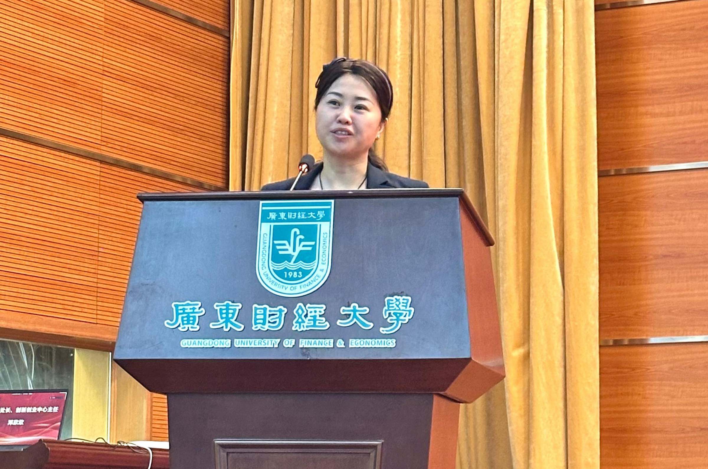 教务处副处长邓欣欣讲话