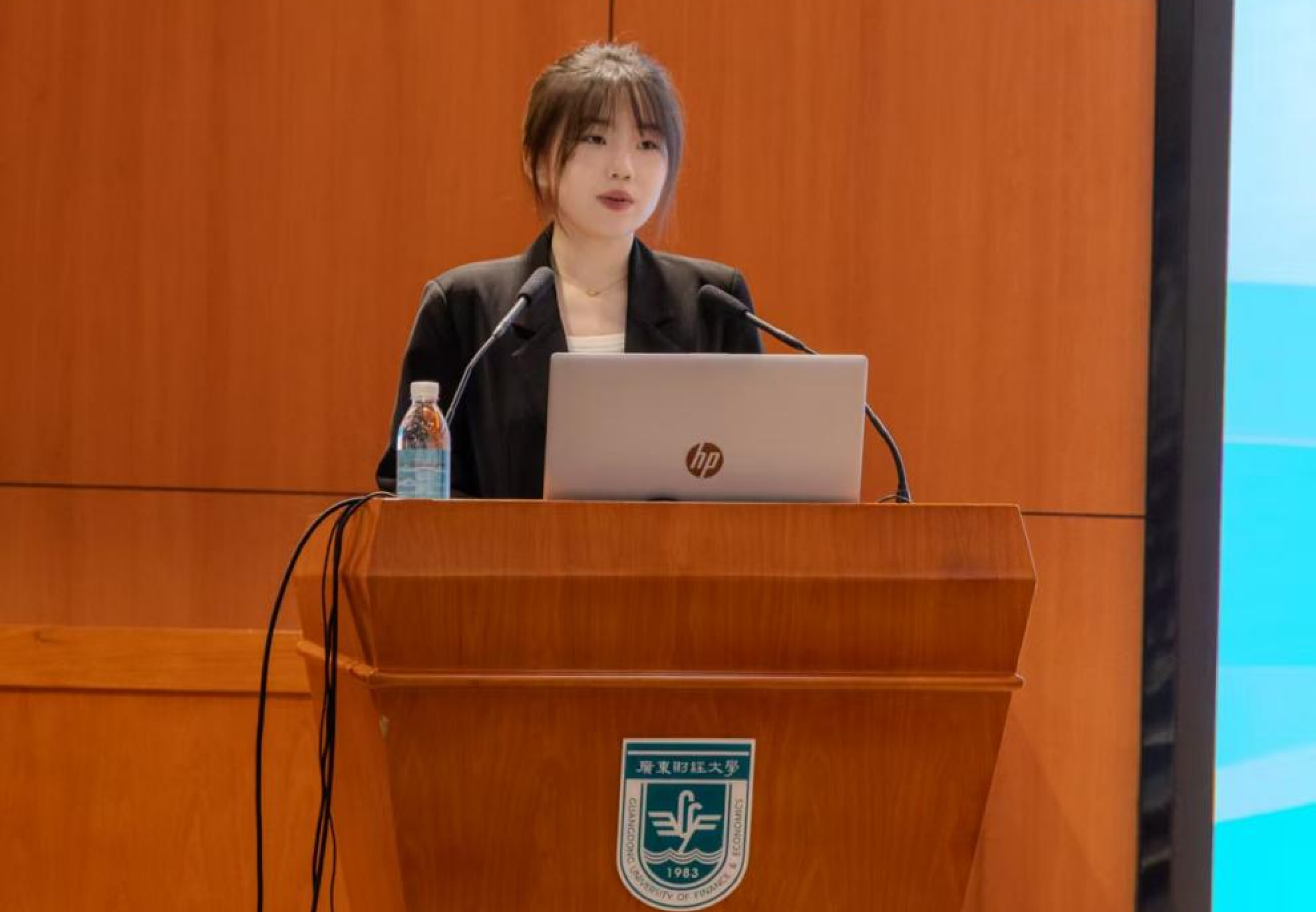 赛会志愿者代表夏歆怡发言