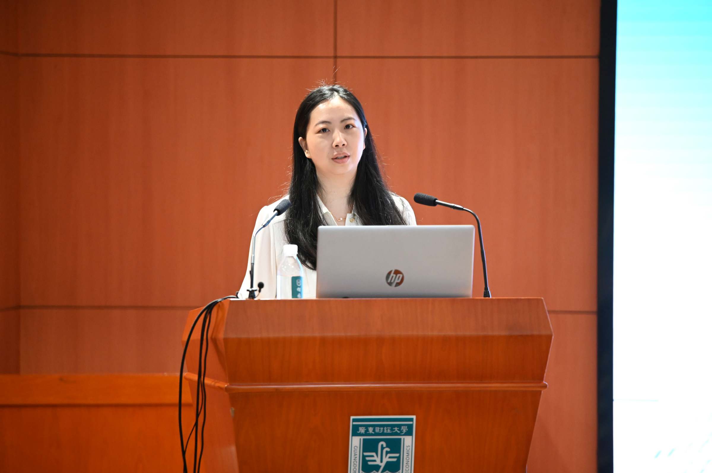 财务处副处长顾力为作财务工作报告