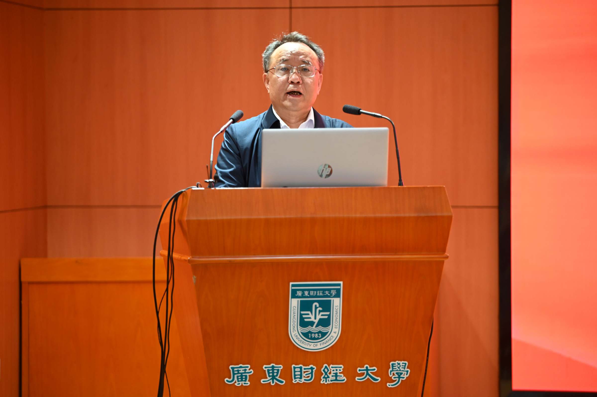 校长于海峰作学校工作报告