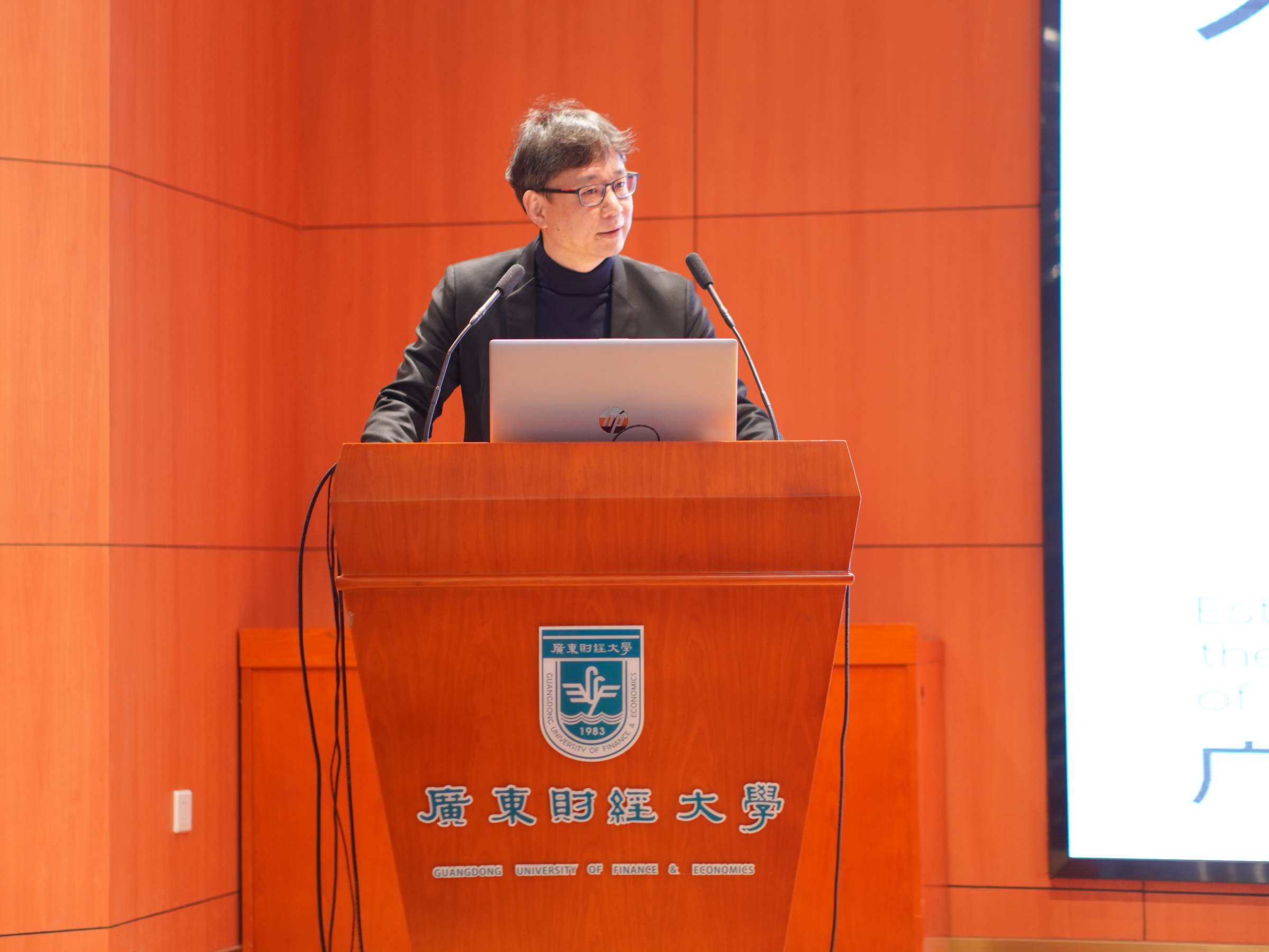 广东财经大学艺术与设计学院院长、广州市美术家协会艺术设计委员会主任王少斌教授致辞