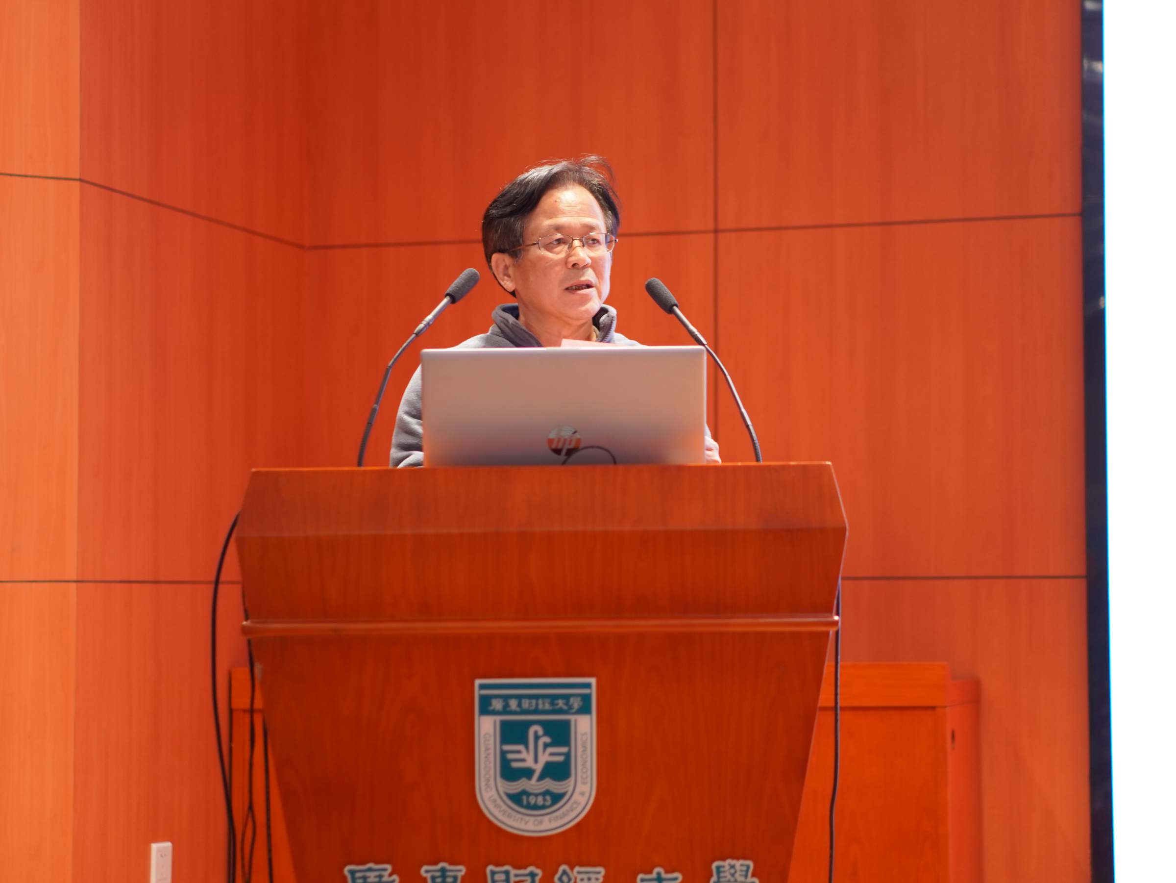 广州市美术家协会主席团成员兼秘书长张铁威宣读名单