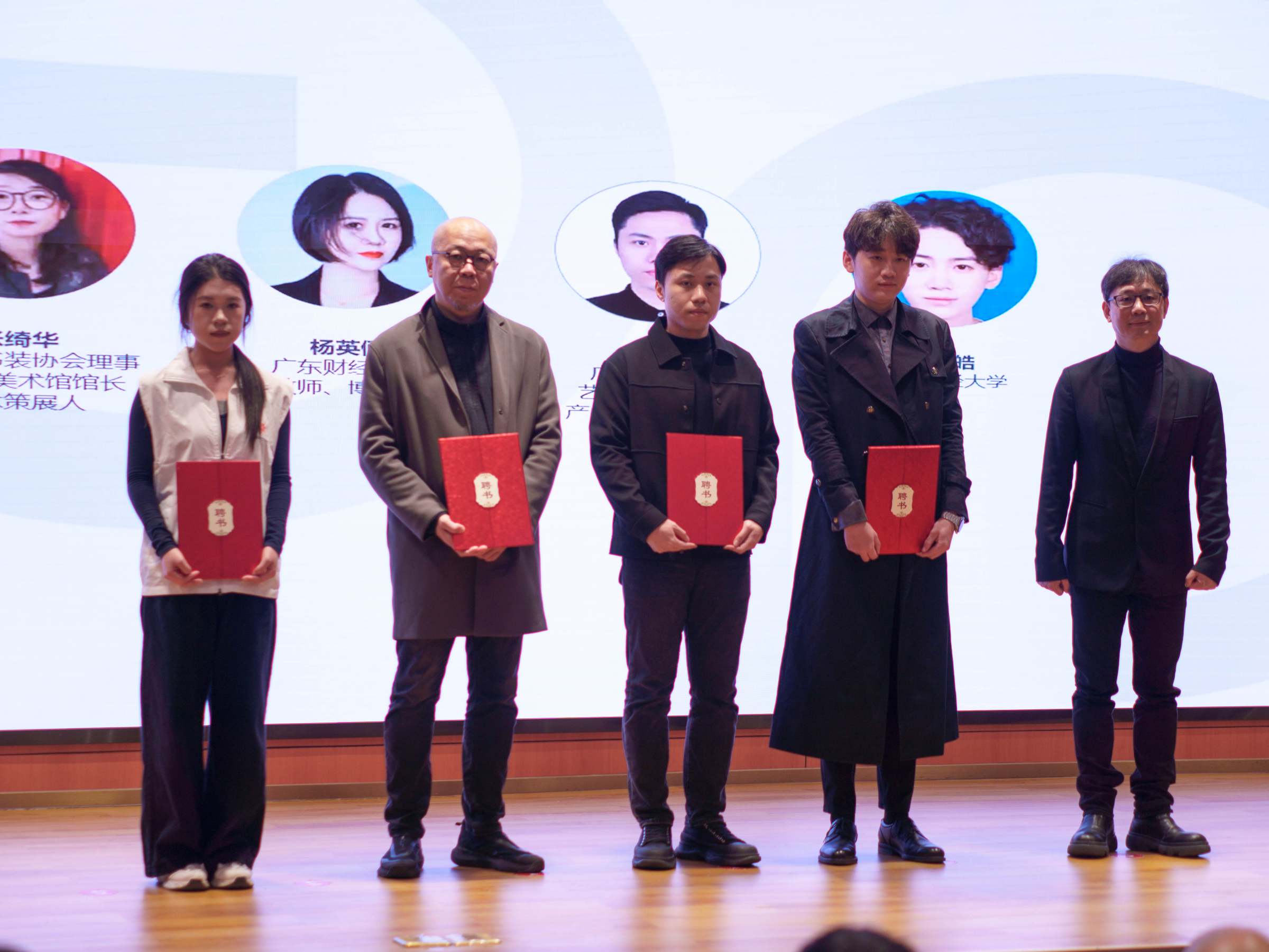 王少斌为新一届艺术设计委员会秘书代表颁发聘书