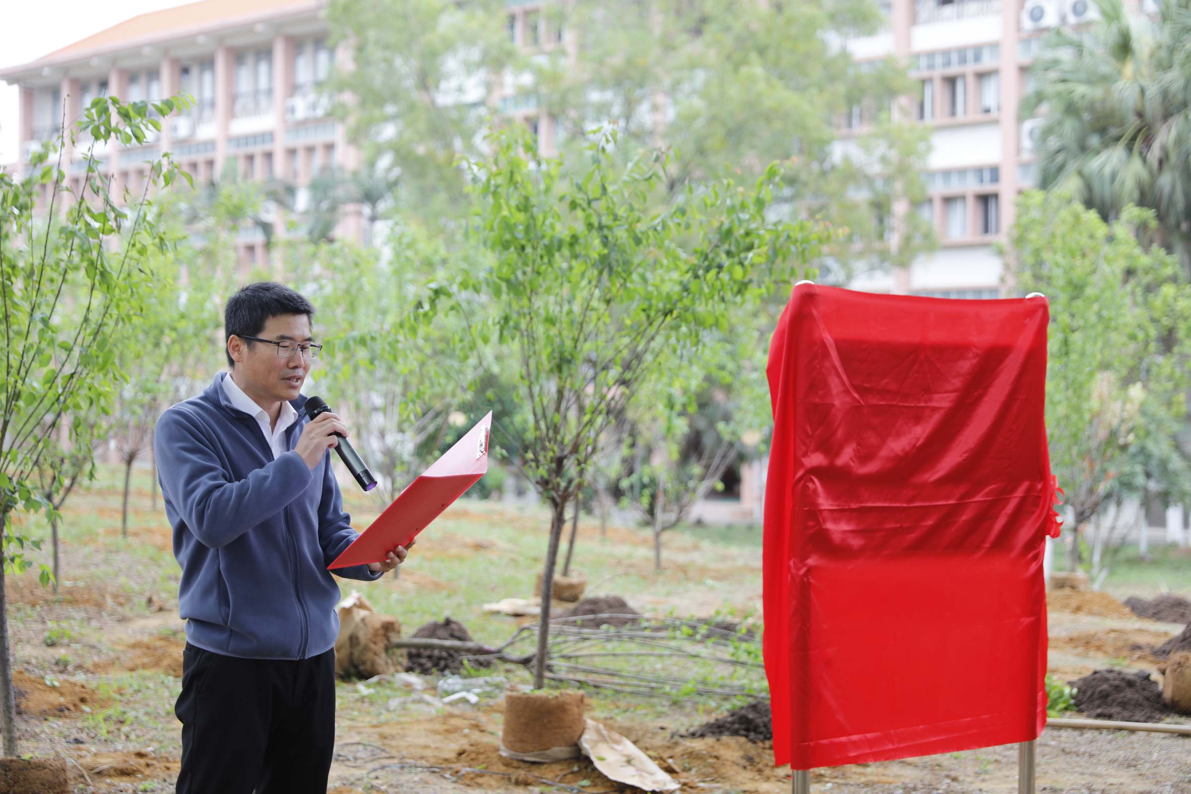 省市共建办副主任曾忠诚主持活动