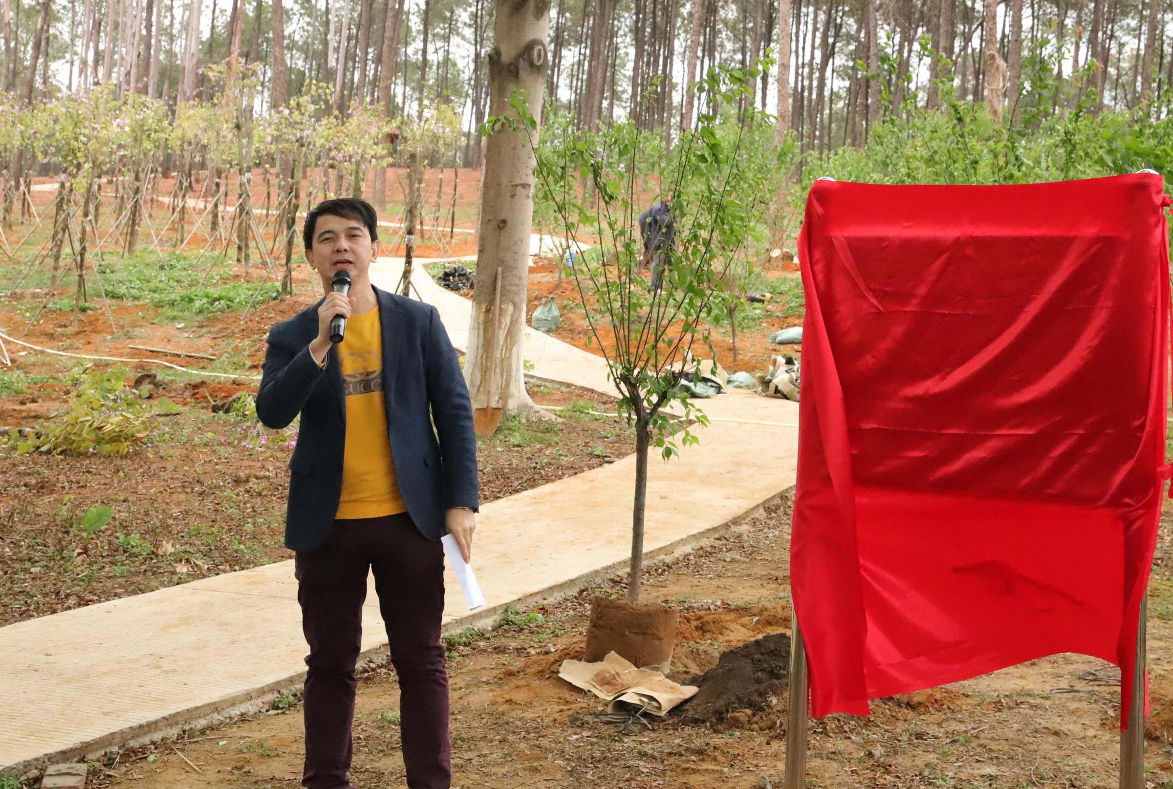 阳江校友代表2001级计算机专业陈业桓发言