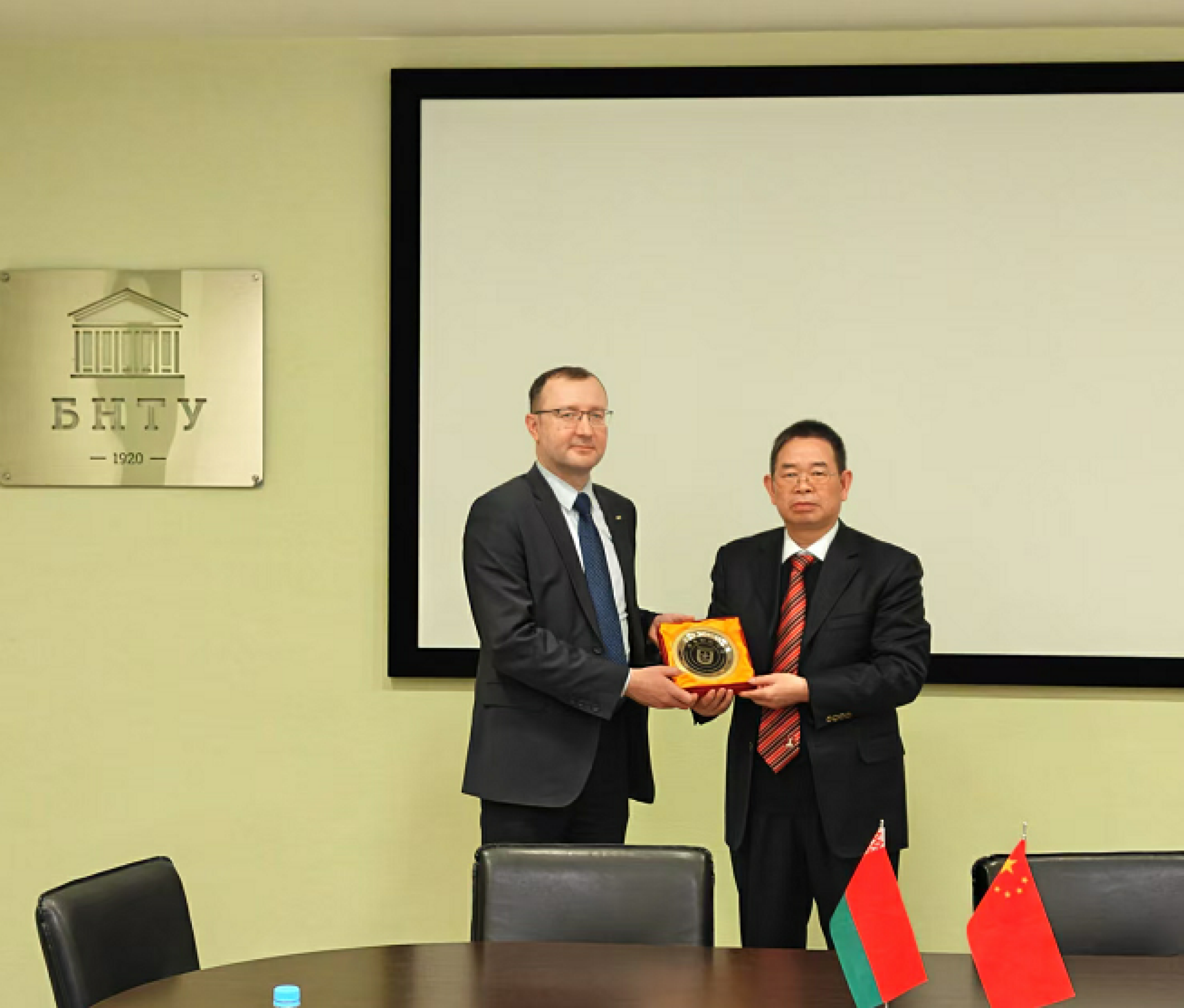 与白俄罗斯国立技术大学互赠纪念品
