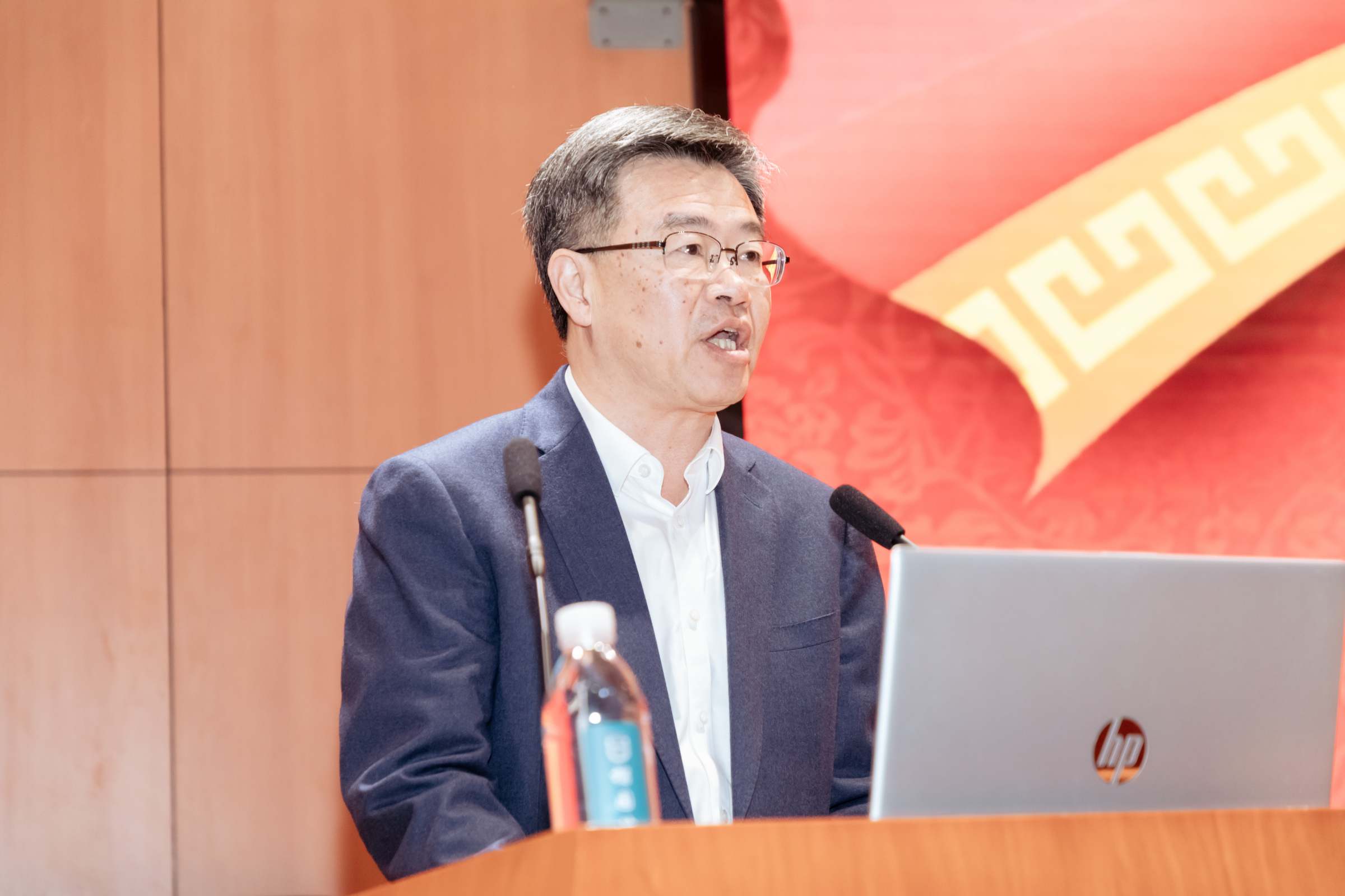 学校副校长陈国栋主持