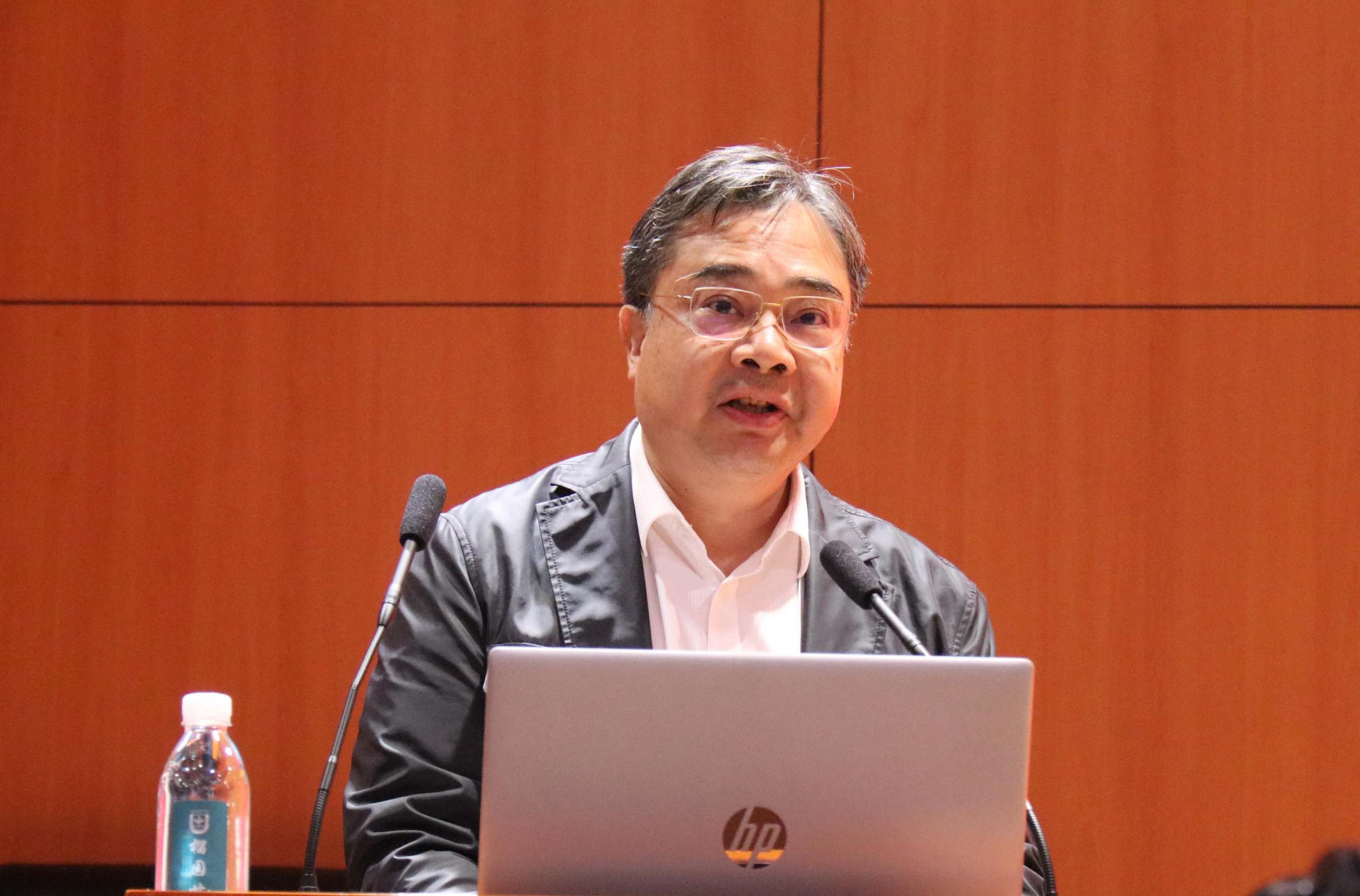 学校党委书记郑贤操致辞