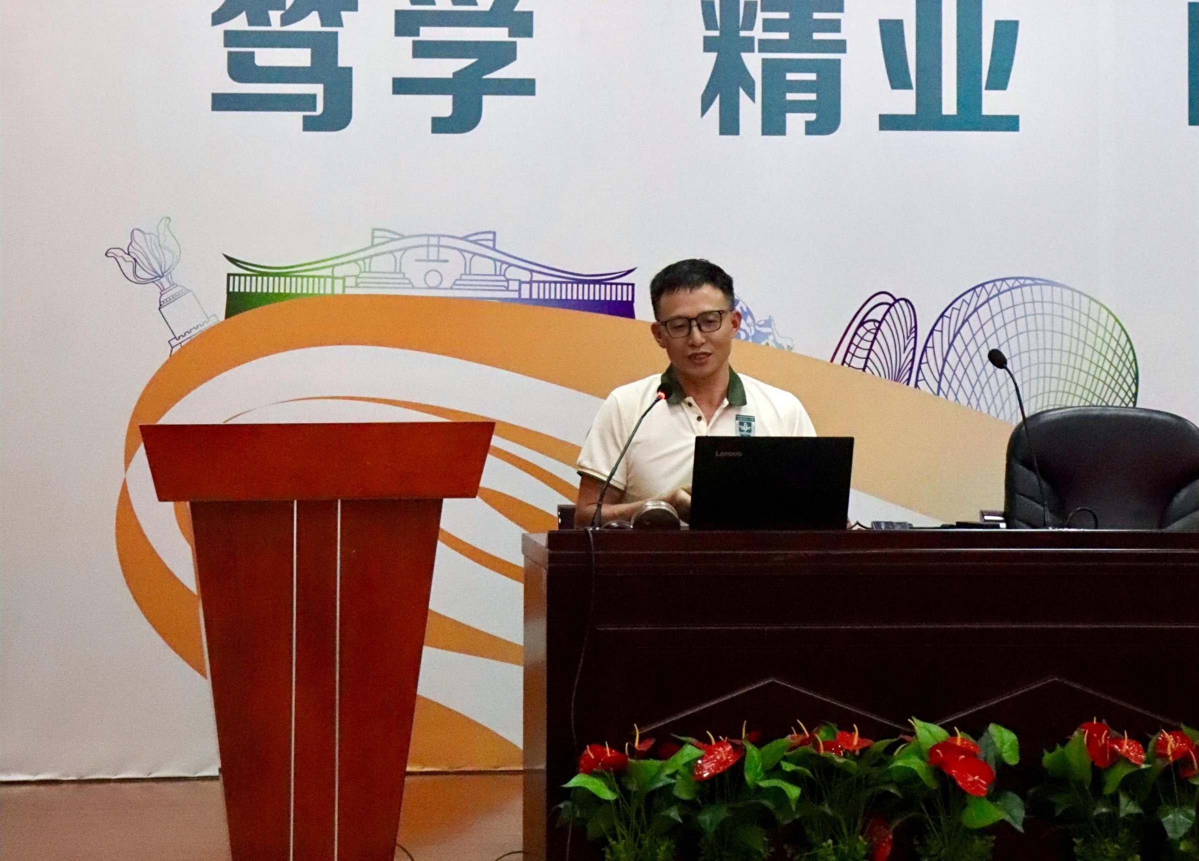 佛山市中医院三水医院体重管理中心主任陈发胜作讲座