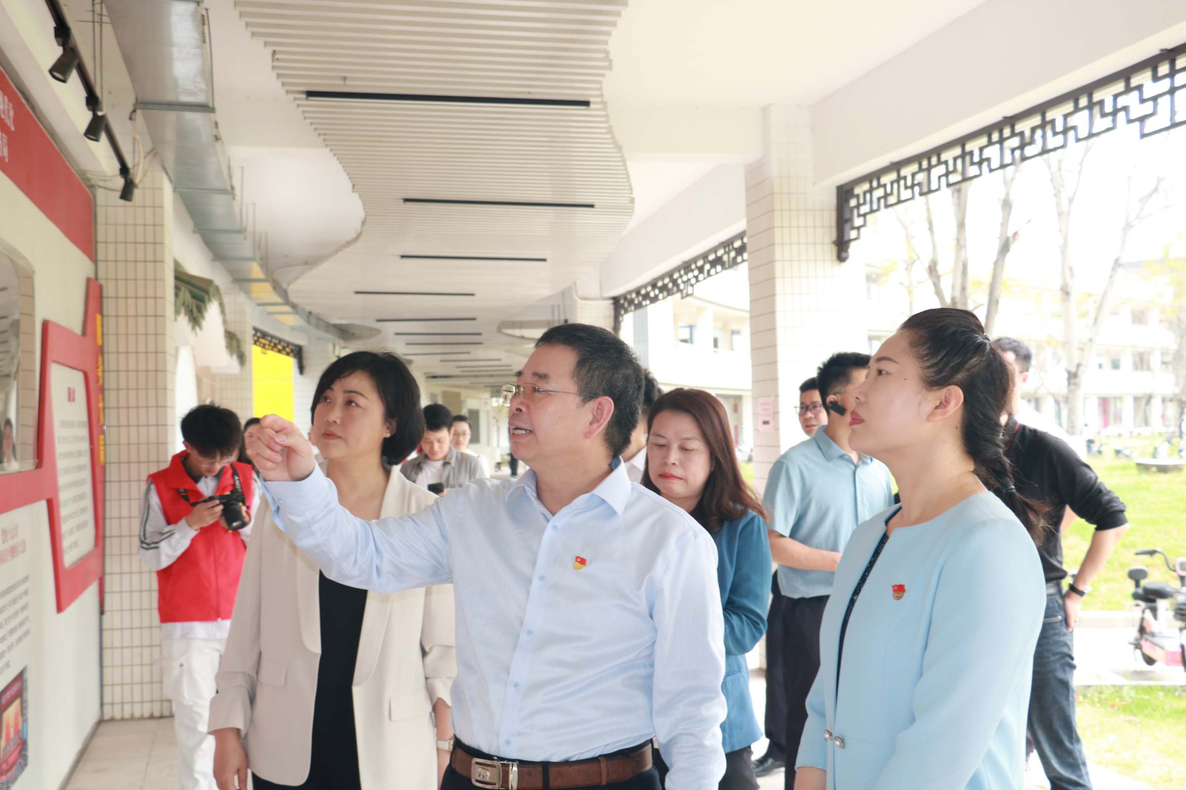 参观学校思政长廊红色金融文化展区