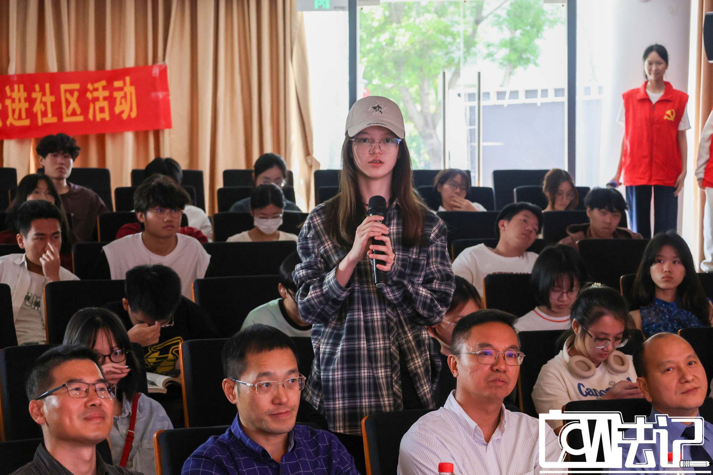 同学们积极互动回答问题