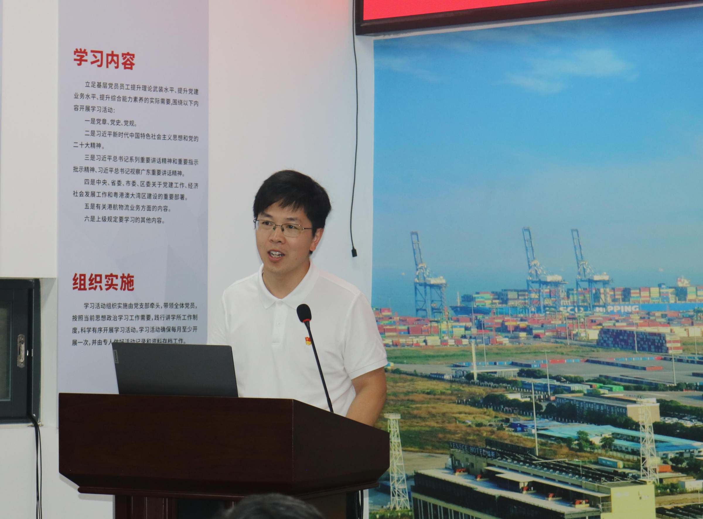 朱戈主持青年论坛