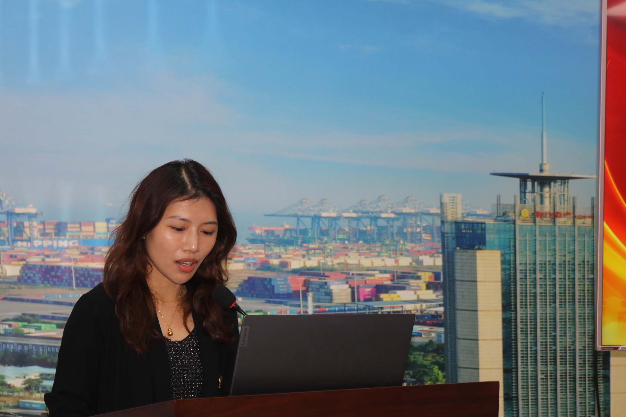 刘柳汇报第四小组研讨成果