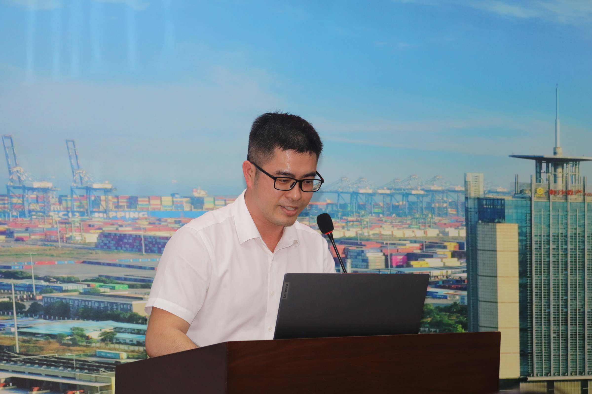 企业青年代表何贞才发言