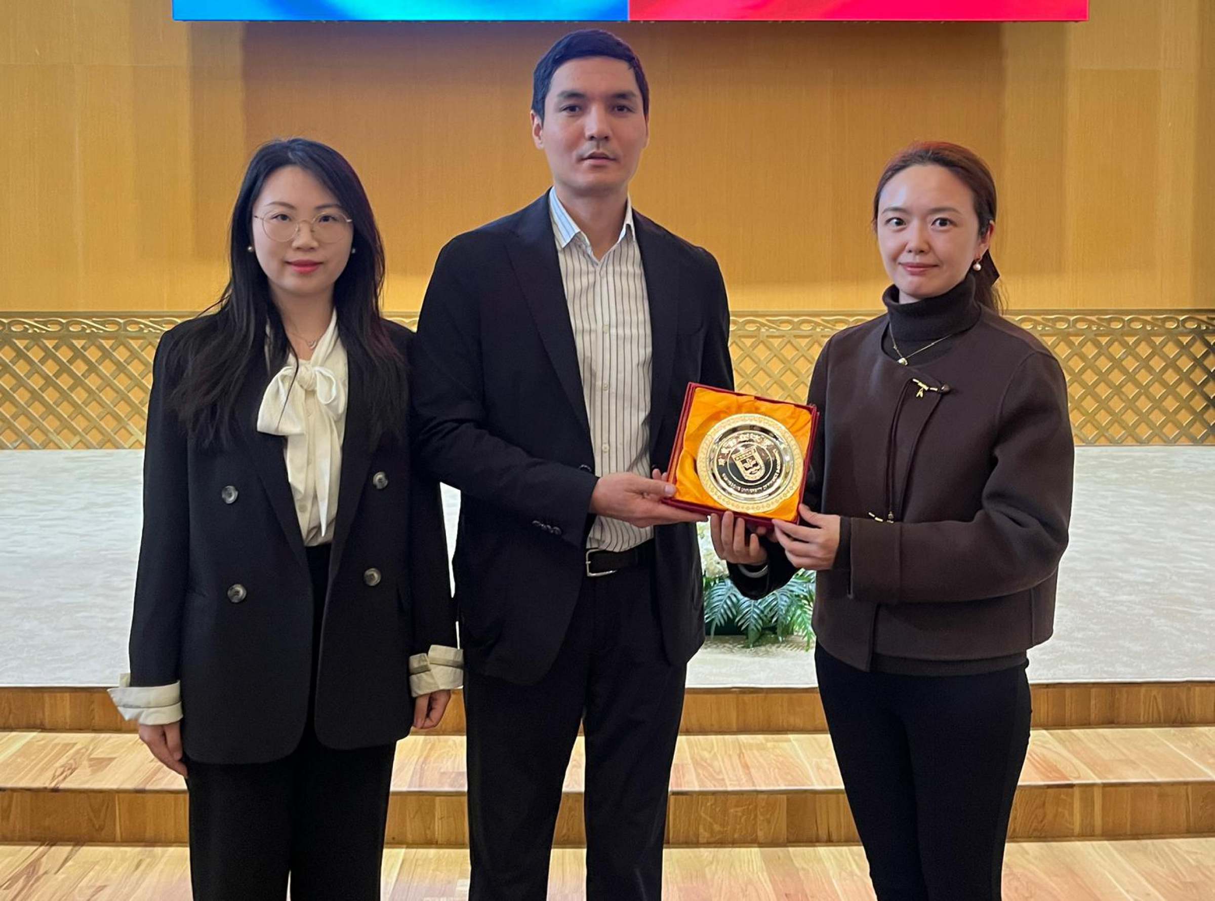 前往哈萨克斯坦国家科学院交流