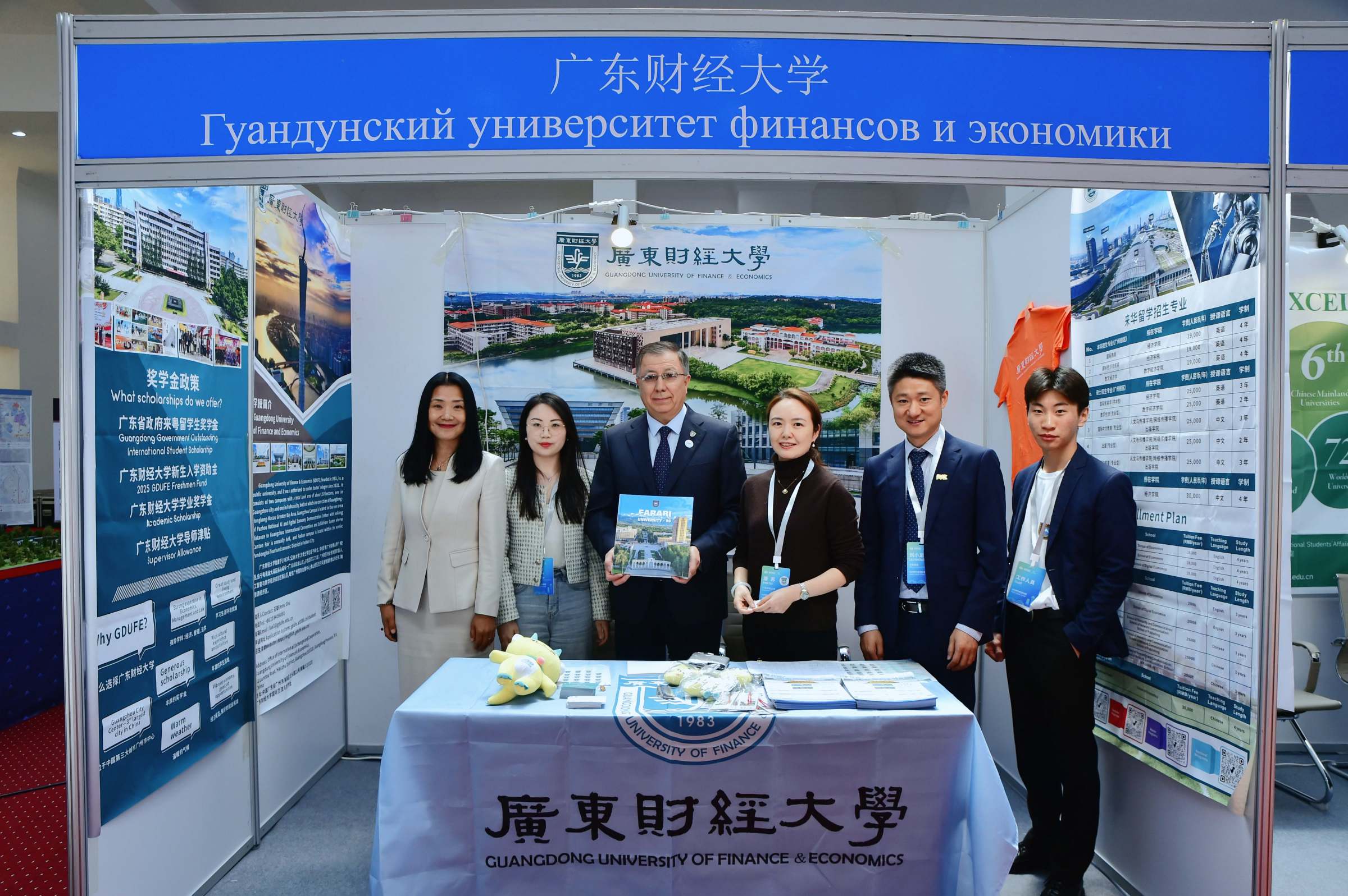 哈萨克斯坦展会现场(阿里·法拉比哈萨克国立大学校长、中国驻阿拉木图总领事馆教育领事等走访我校展位)