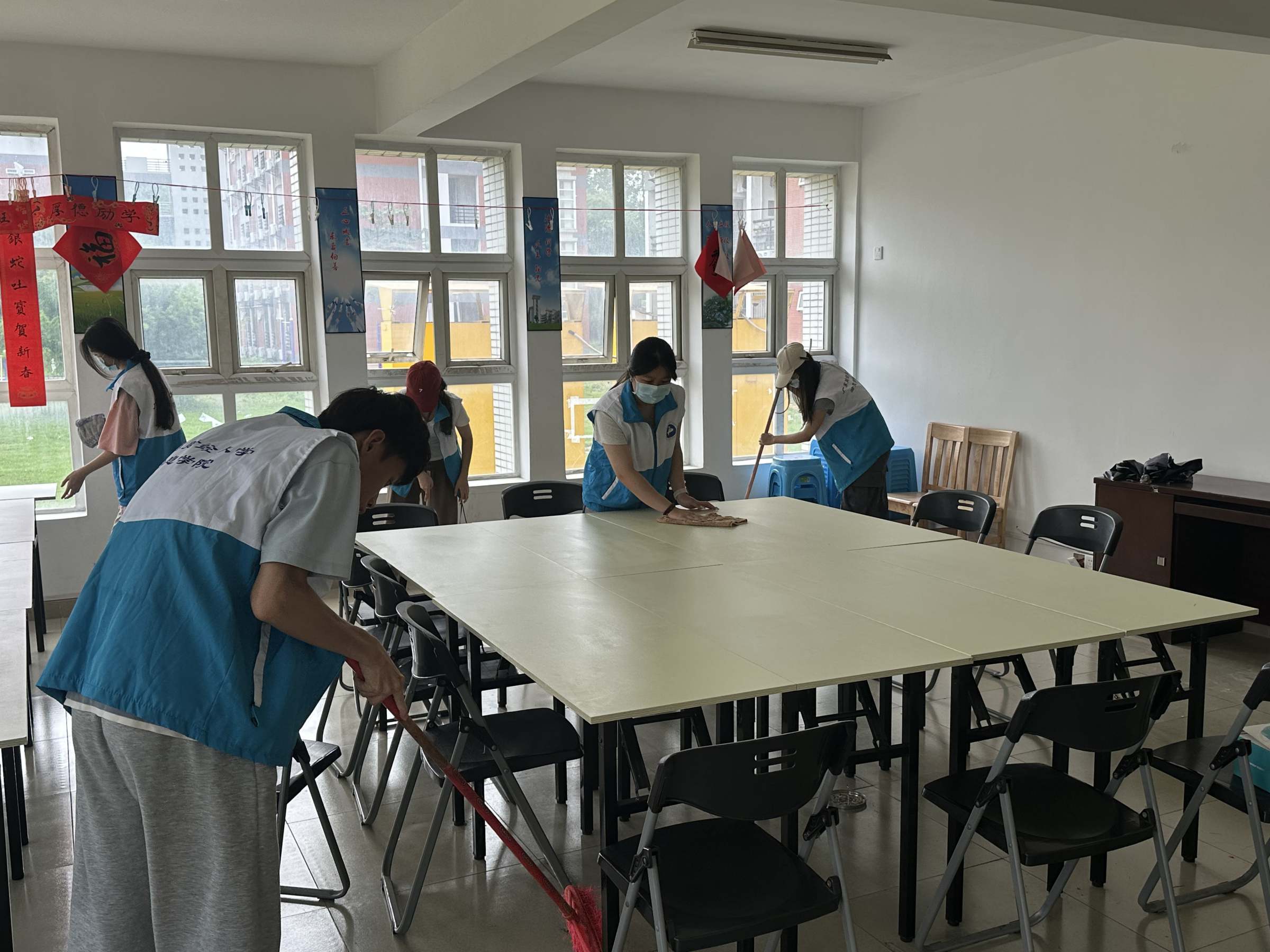 “点滴劳动,汇聚美好”竹园社区环境美化活动