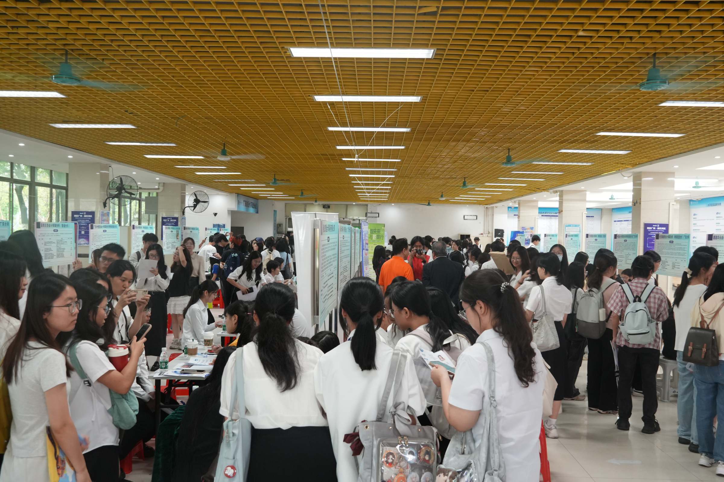 招聘会现场