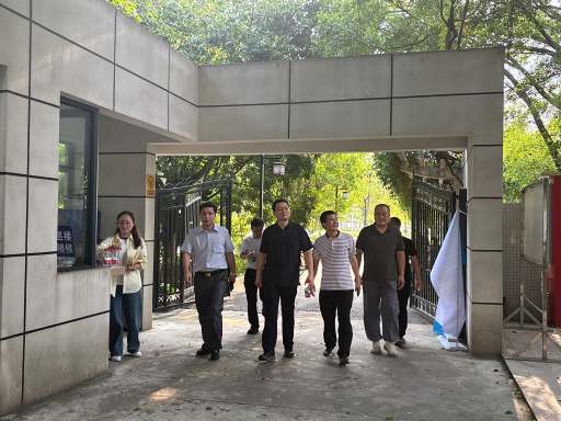 校领导前往学生公寓检查指导迎新准备工作