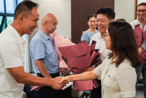 省教科文卫工会主席谢岩梅来我校慰问教师