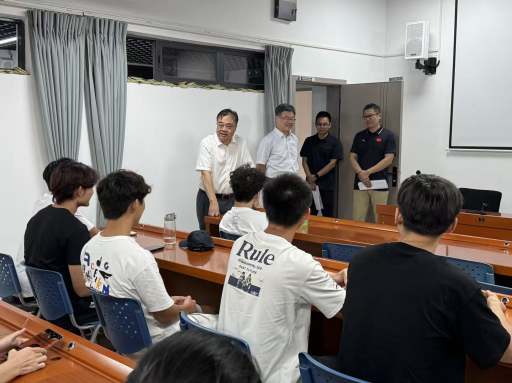 郑贤操与体育学院首届学生交流并调研体育学院工作