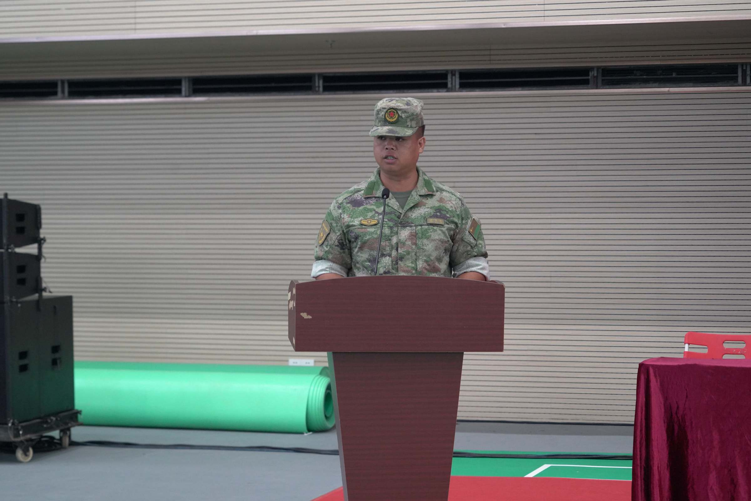 军训教官代表钟华亮发言