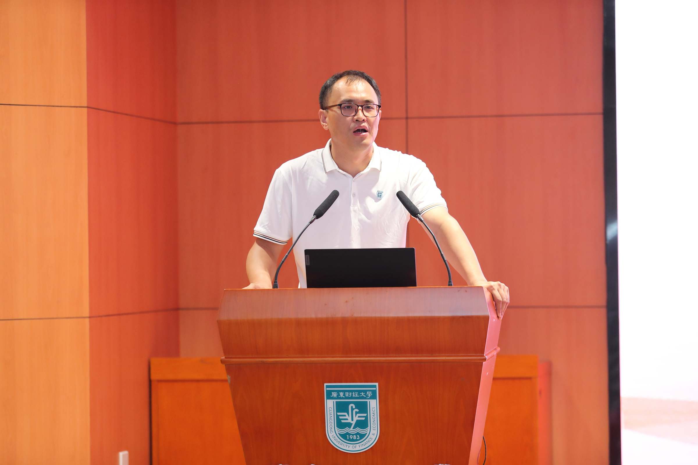 广东财经大学马克思主义学院院长孙晓晖教授主持专家报告环节