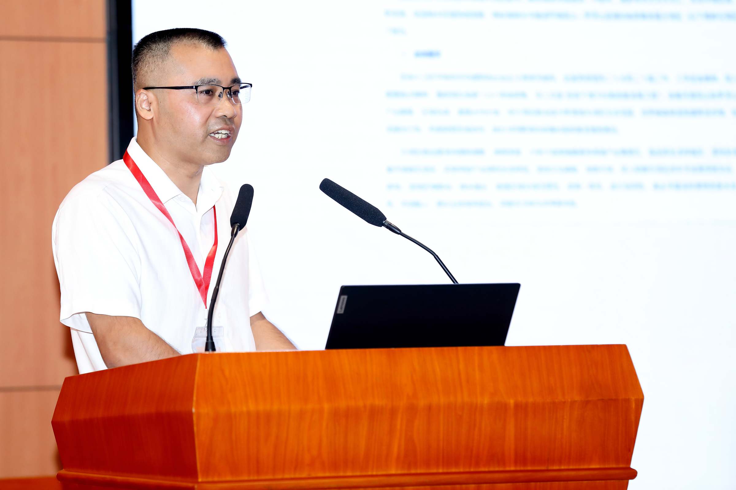 中共广东省委党史研究室第一研究处陈雷刚研究员作分享