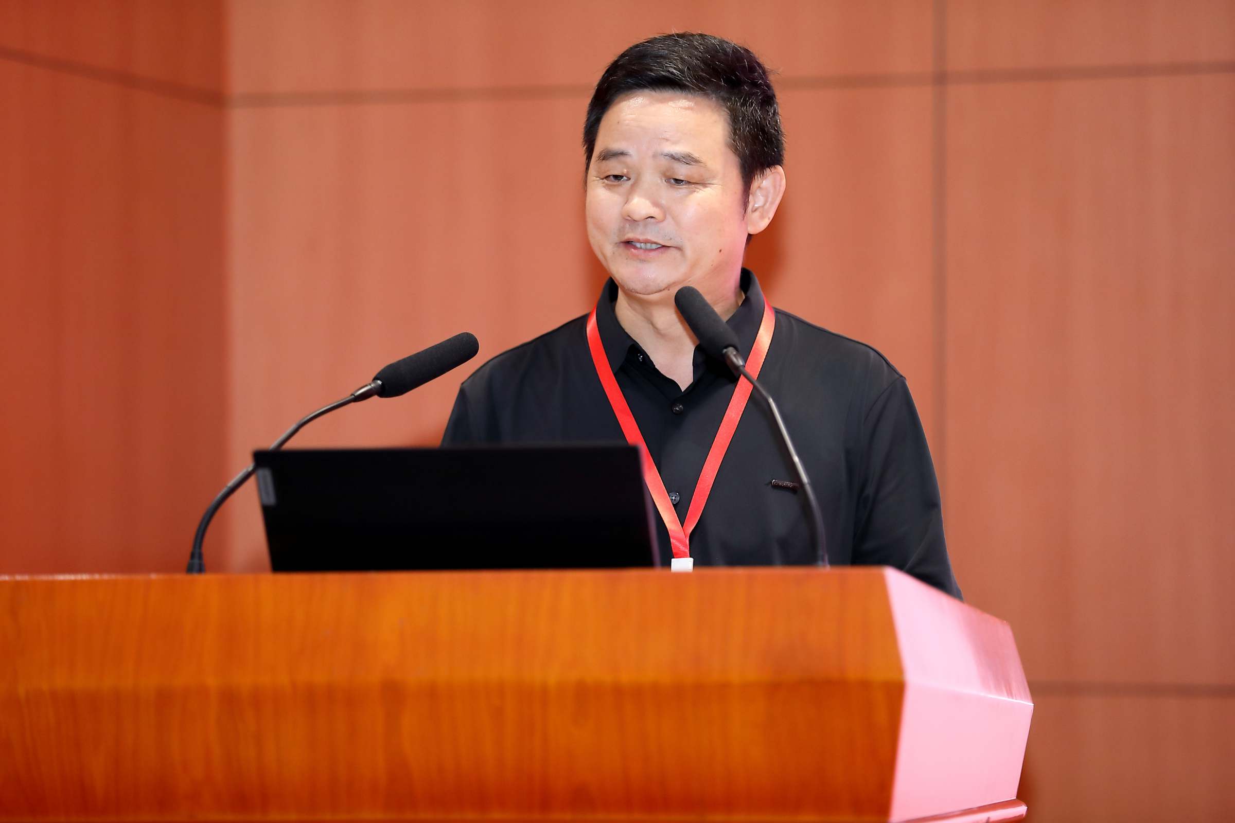 广东药科大学马克思主义学院党总支书记、副院长张居永教授主持学者发言环节