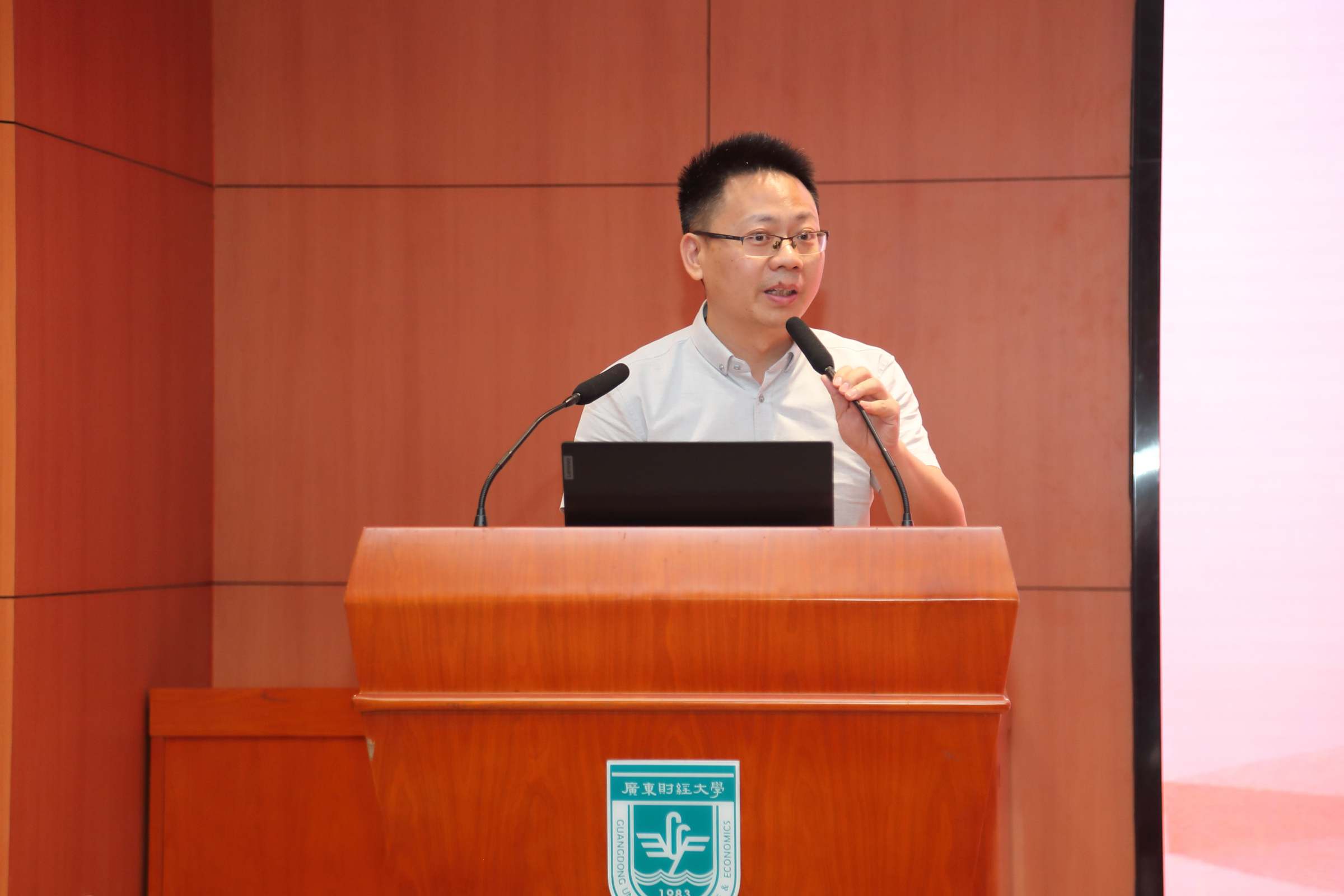 广东药科大学党委宣传部、党委统战部部长、马克思主义学院院长刘小龙教授主持签约仪式