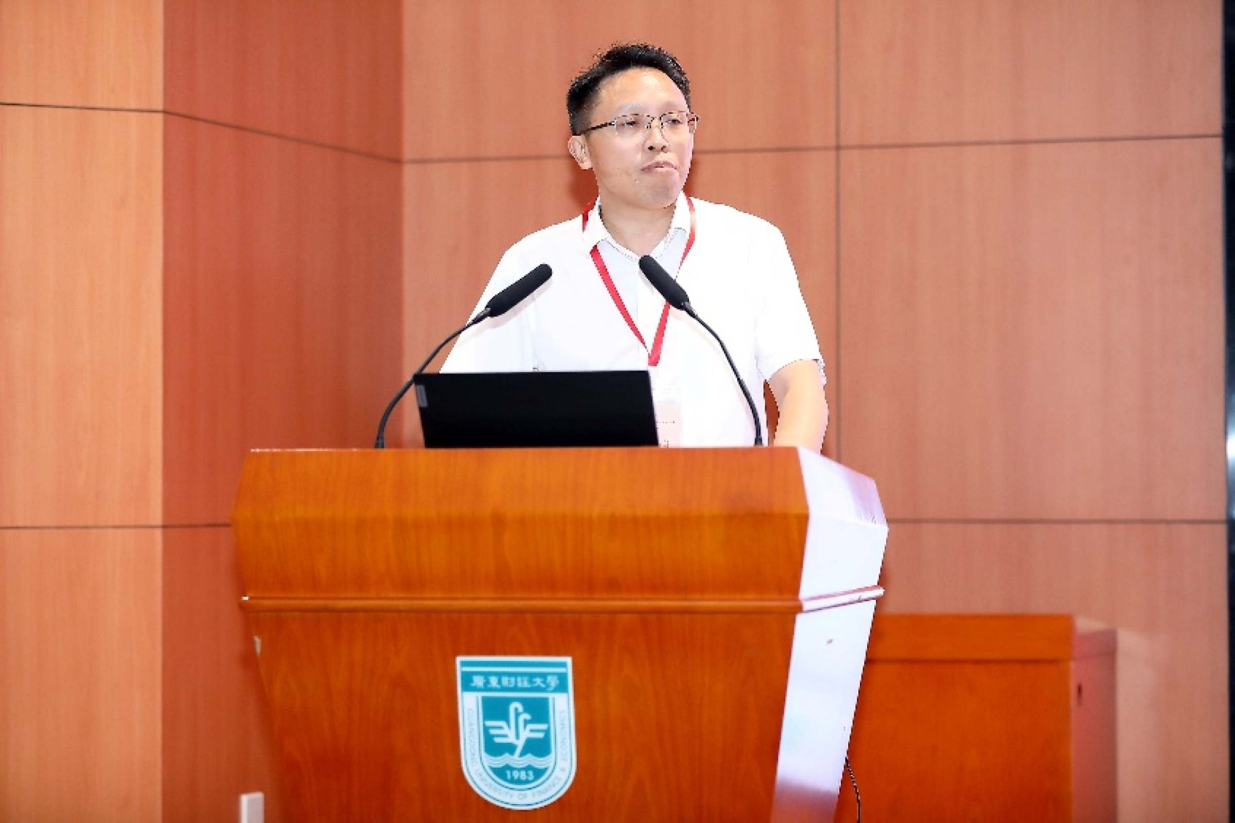 广东财经大学马克思主义学院副院长蒙锡岗教授主持主题报告环节