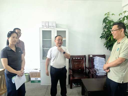 校领导及各职能部门前往教学质量监控与评估中心调研审核评估工作
