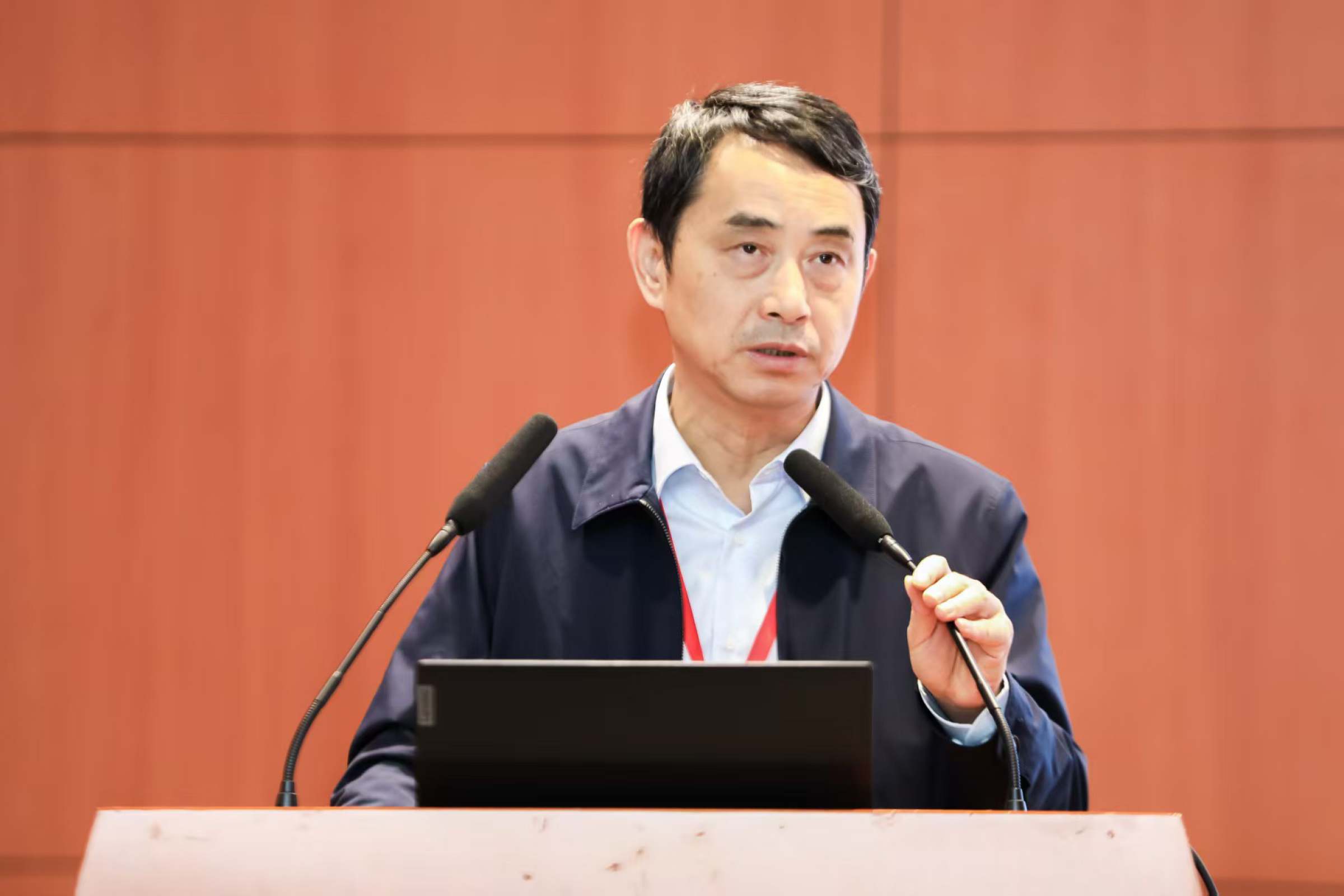 南京林业大学数字林业与绿色发展研究院院长孔凡斌教授作主旨演讲