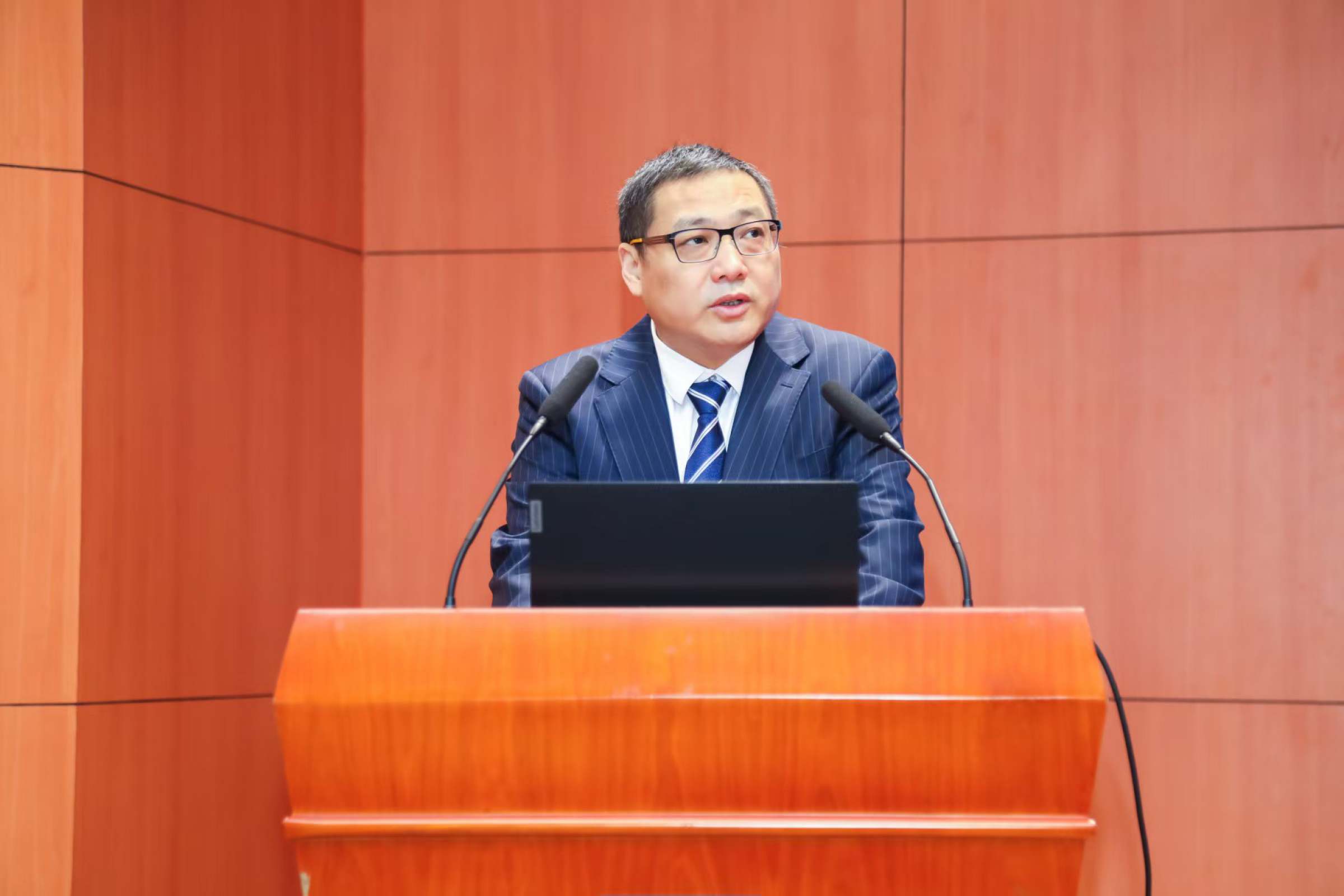 省社科联党组书记、专职副主席李宜航致辞