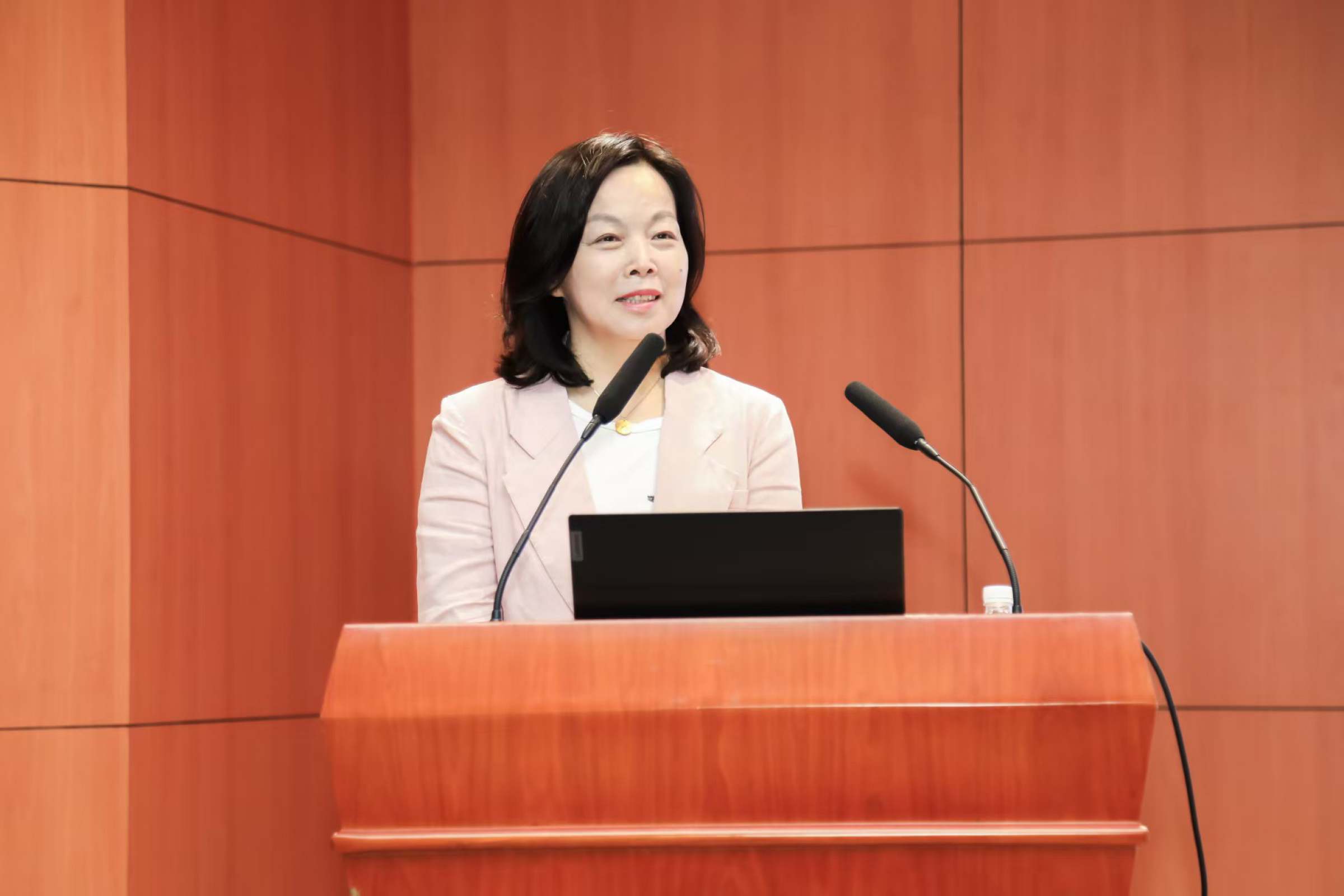 中国人民大学经济学院程华教授作主旨演讲