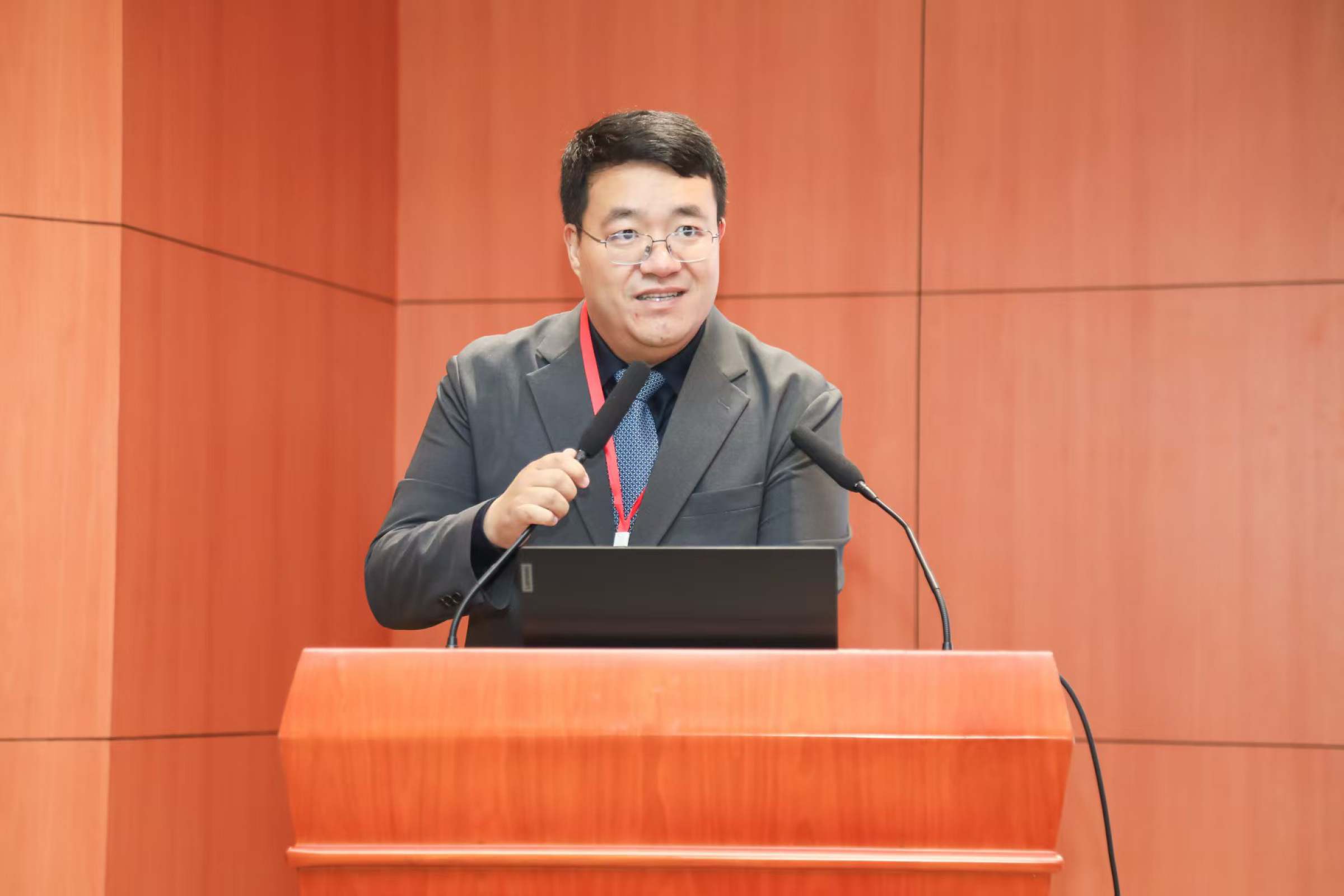 生态环境部环境与经济政策研究中心张彬高级工程师作主旨演讲