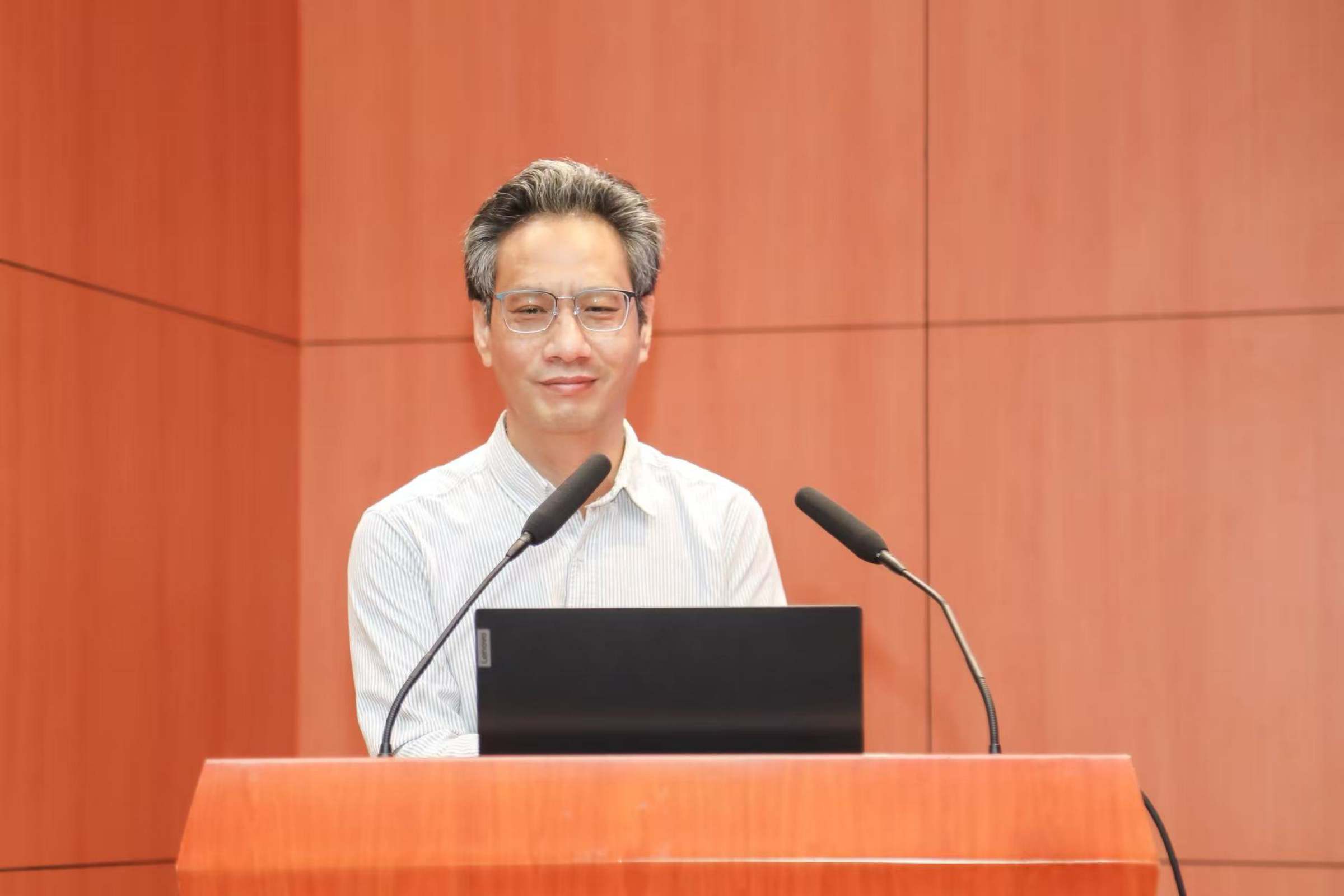 广东财经大学经济学院院长聂普焱主持主论坛环节