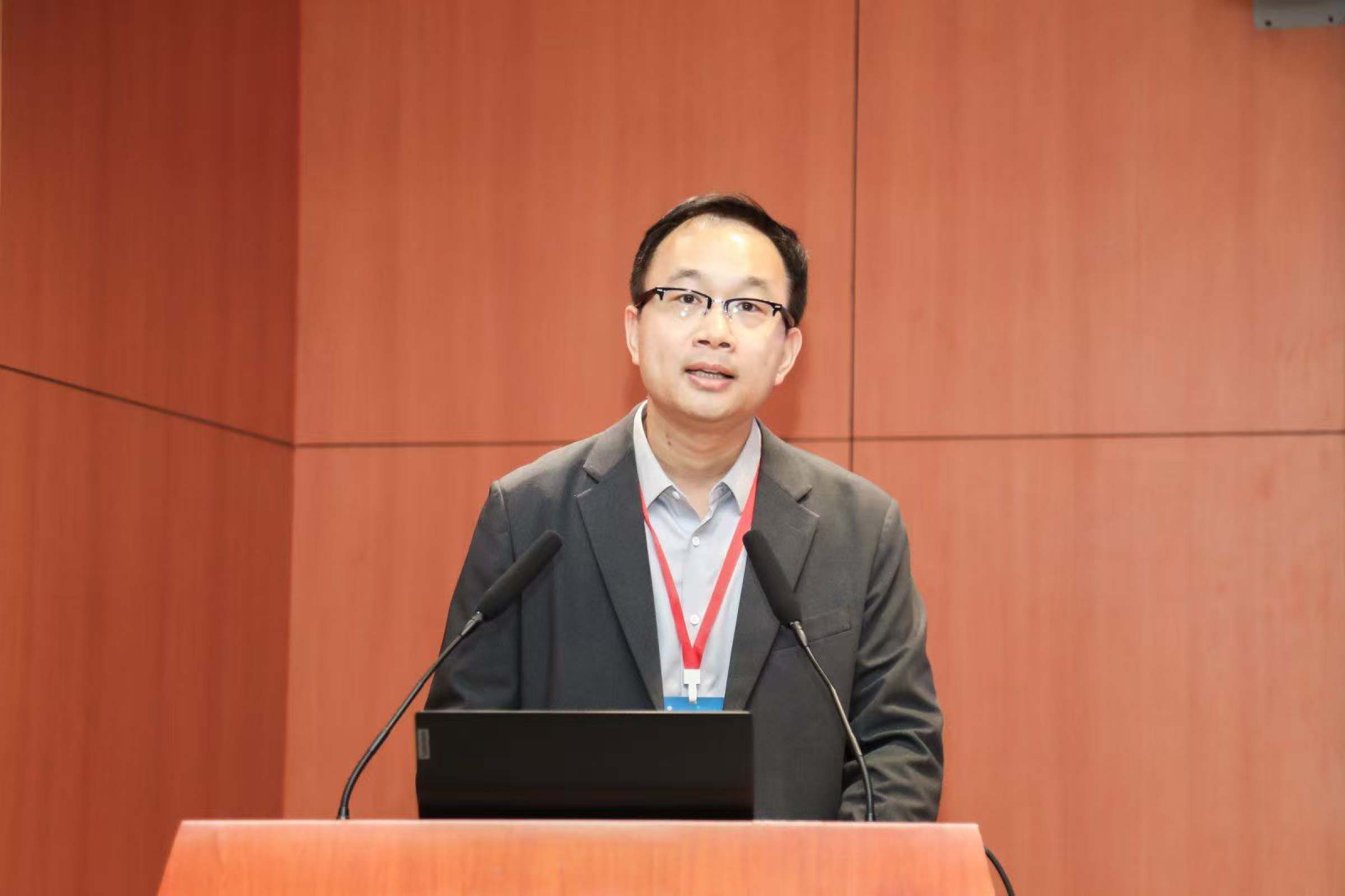 广东财经大学科研部部长王方方主持主论坛环节