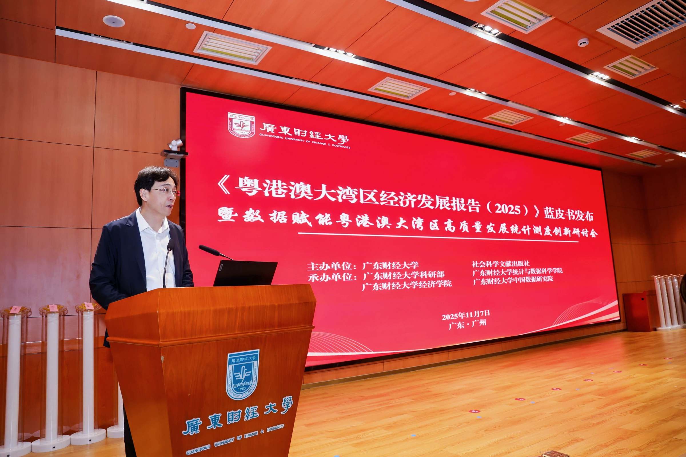 我校副校长张凯主持开幕式