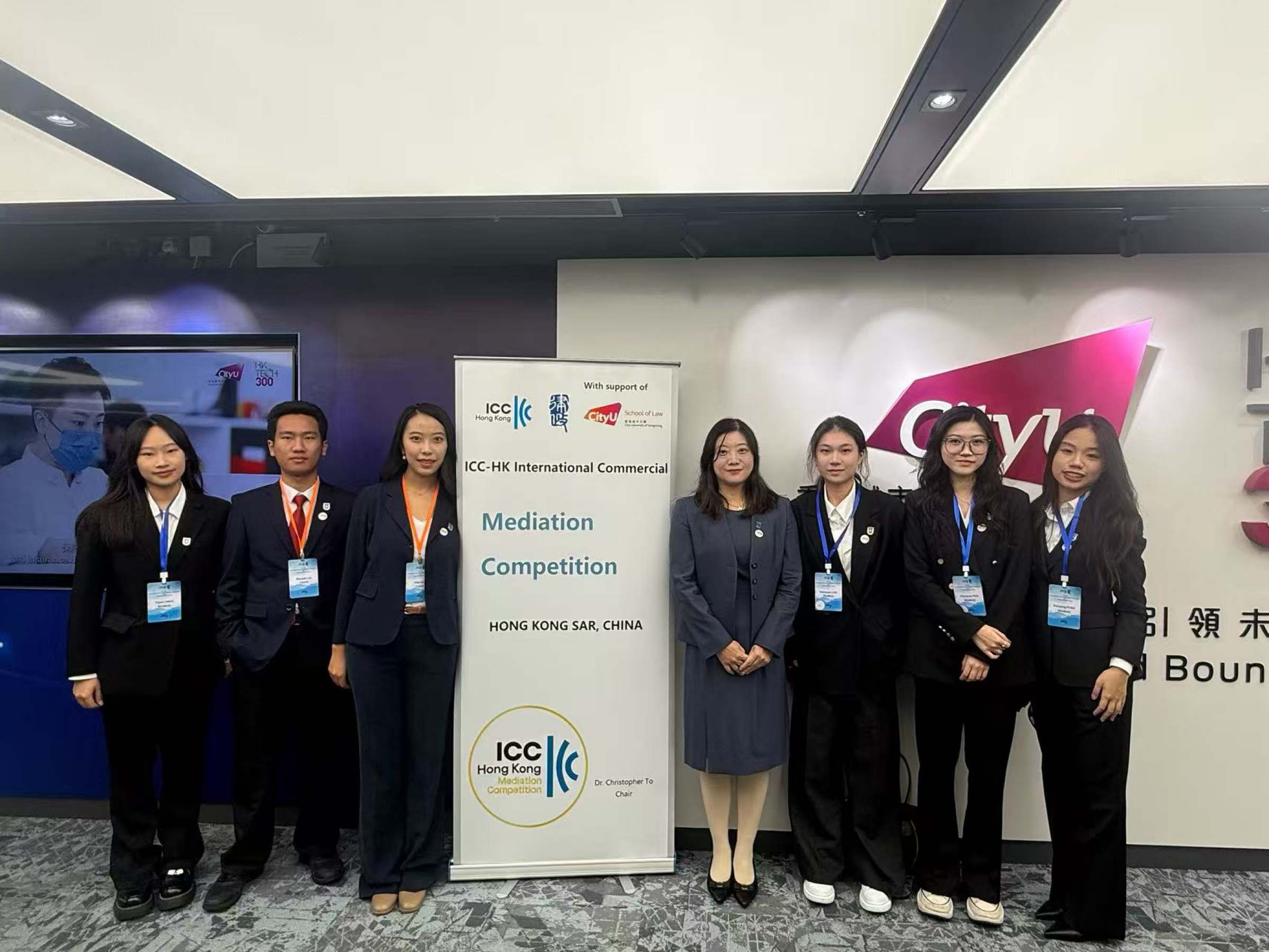 柯静嘉老师与队员们在开幕式合影