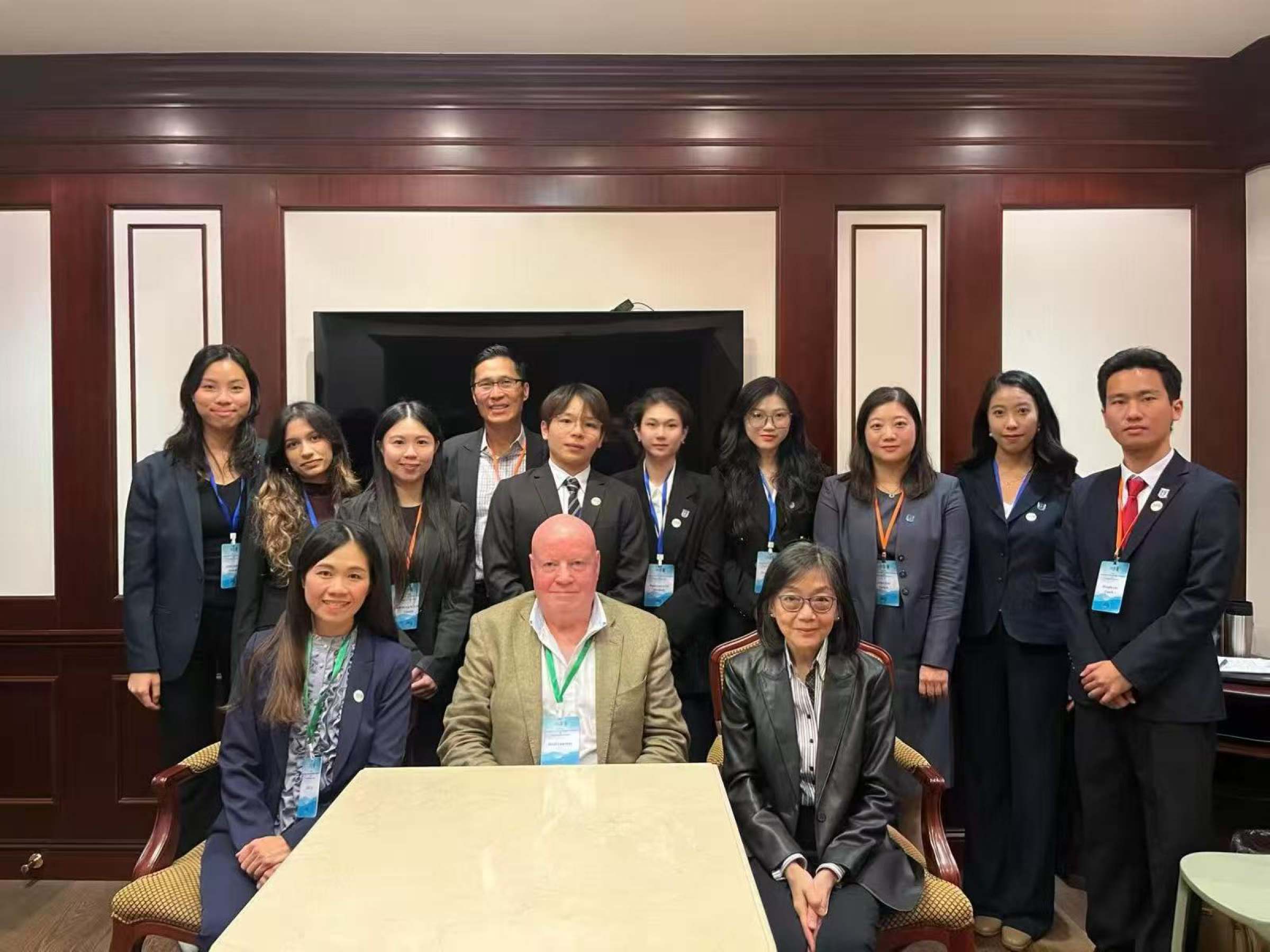 我校法学院代表与调解员、裁判以及香港城市大学代表合影