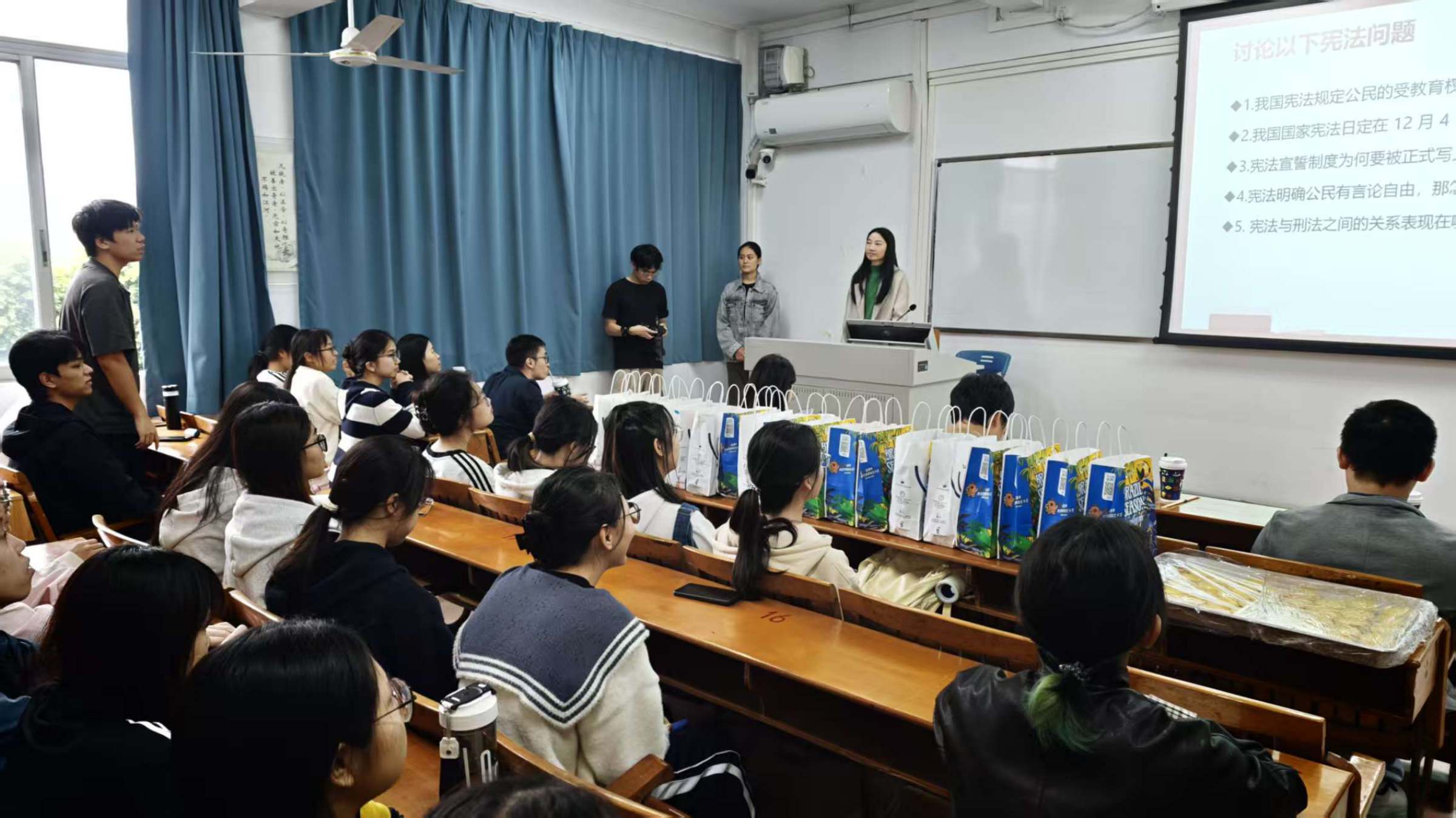 “宪法晨读”活动