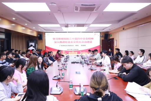 校领导为学生讲授思政课