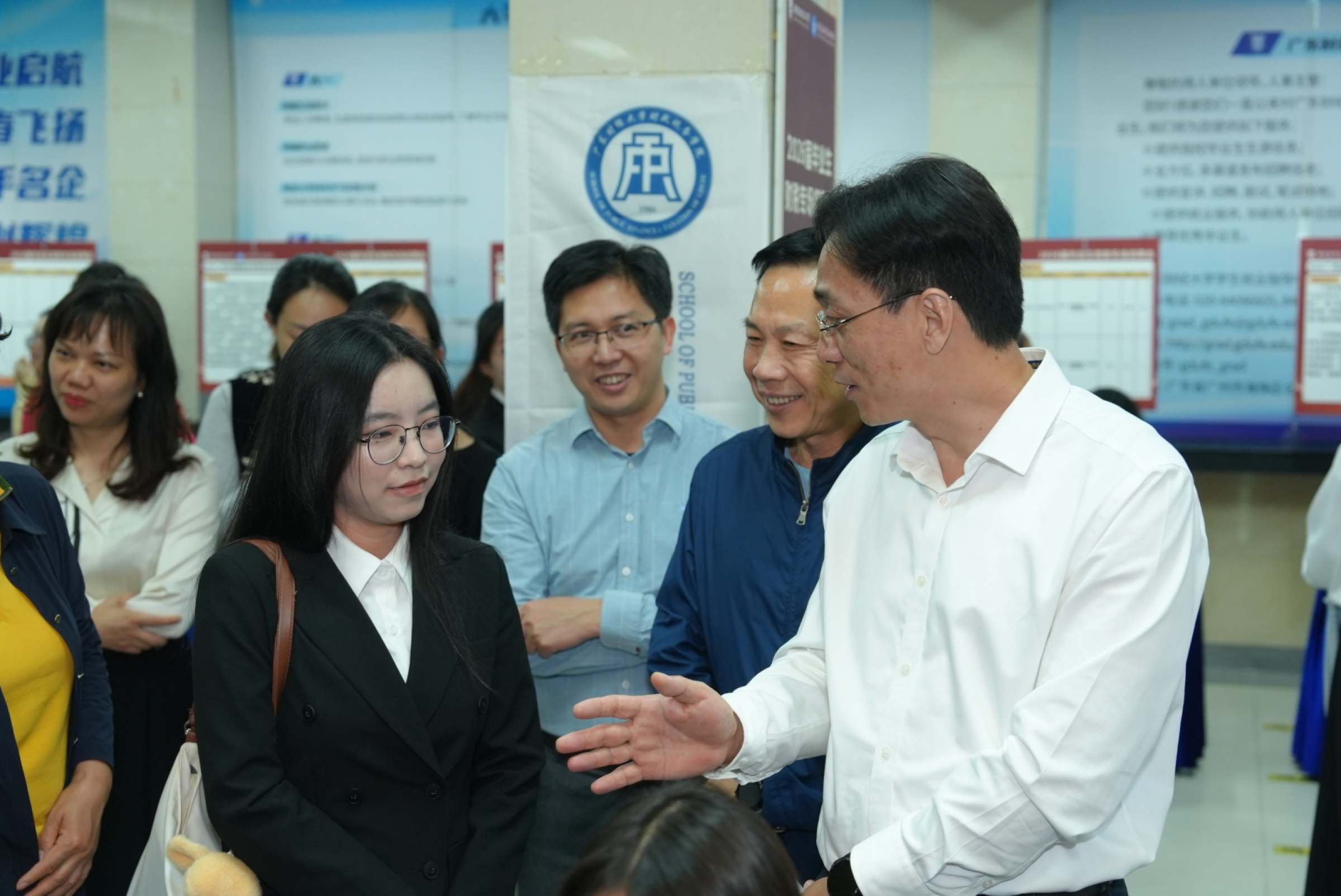 领导、老师与学生交流